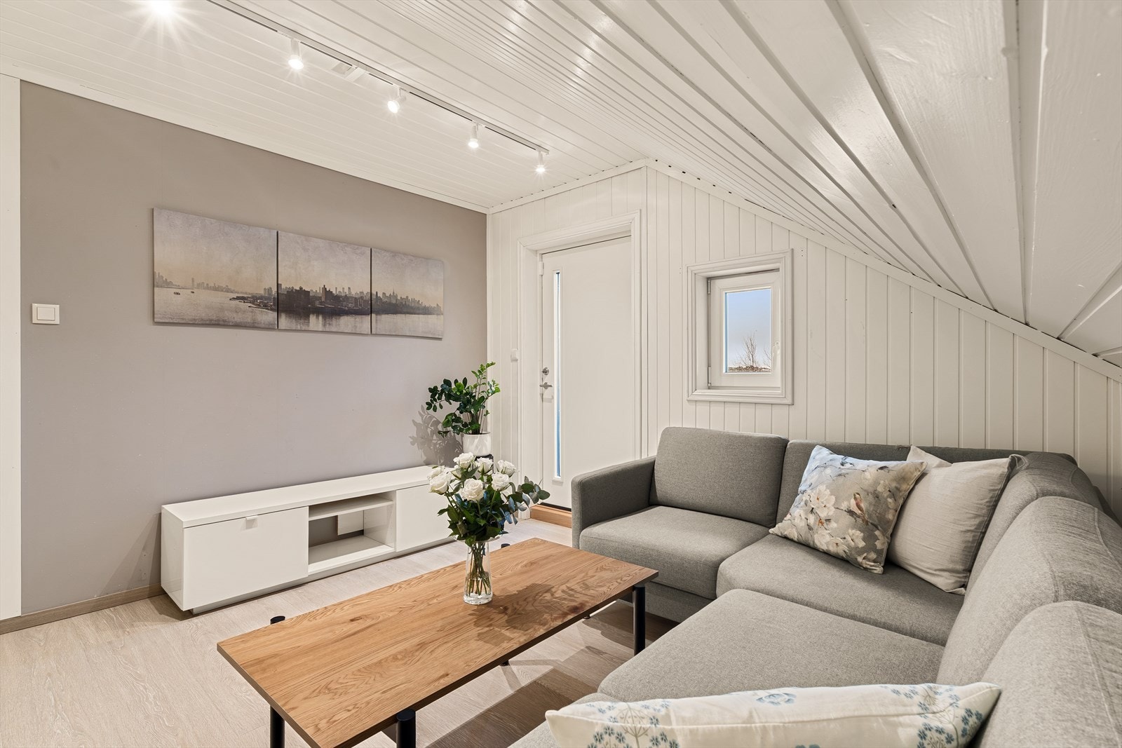 I loftsetasjen finner man en romslig loftstue - et perfekt ekstra oppholdsrom for barnefamilier. Galleribilde