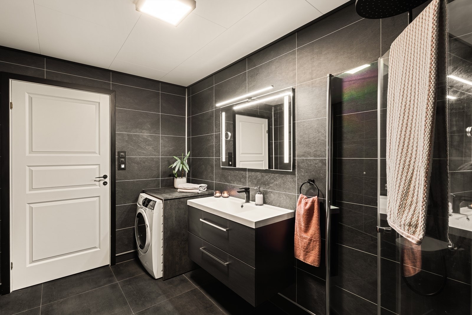 Veggene har baderomsplater, taket har folierte himlingsplater og gulvet er flislagt med elektriske varmekabler. Galleribilde