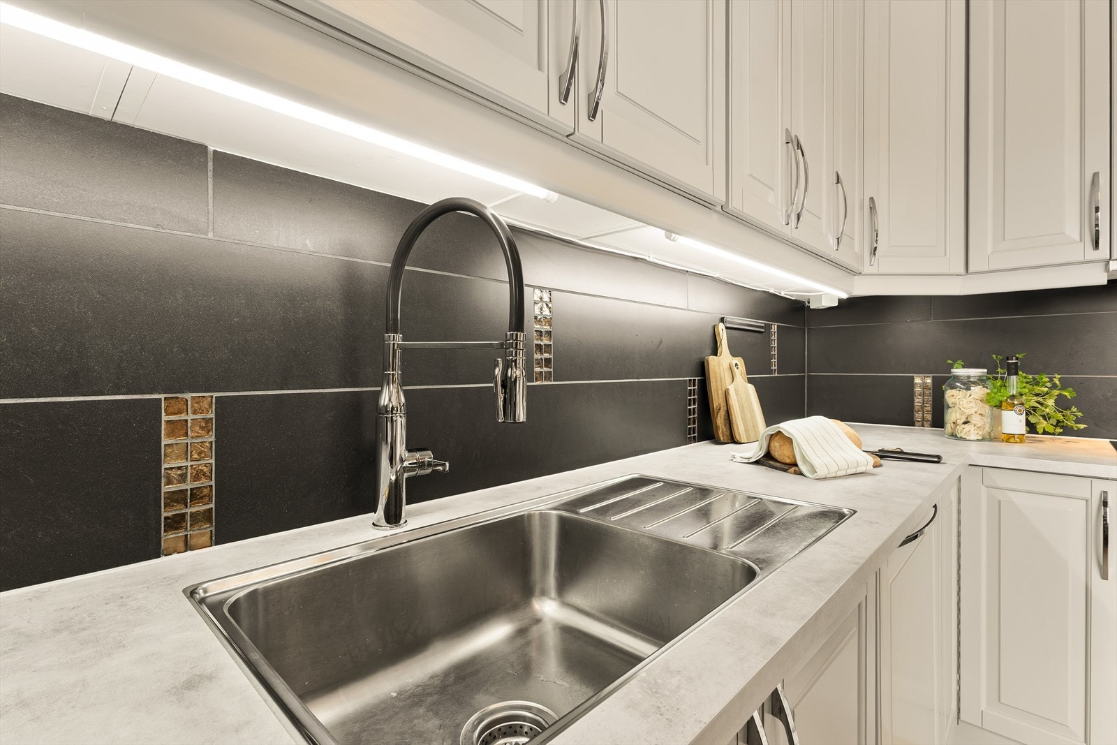 Kjøkkenet er utstyrt med kjøkkenvask i stål. Galleribilde