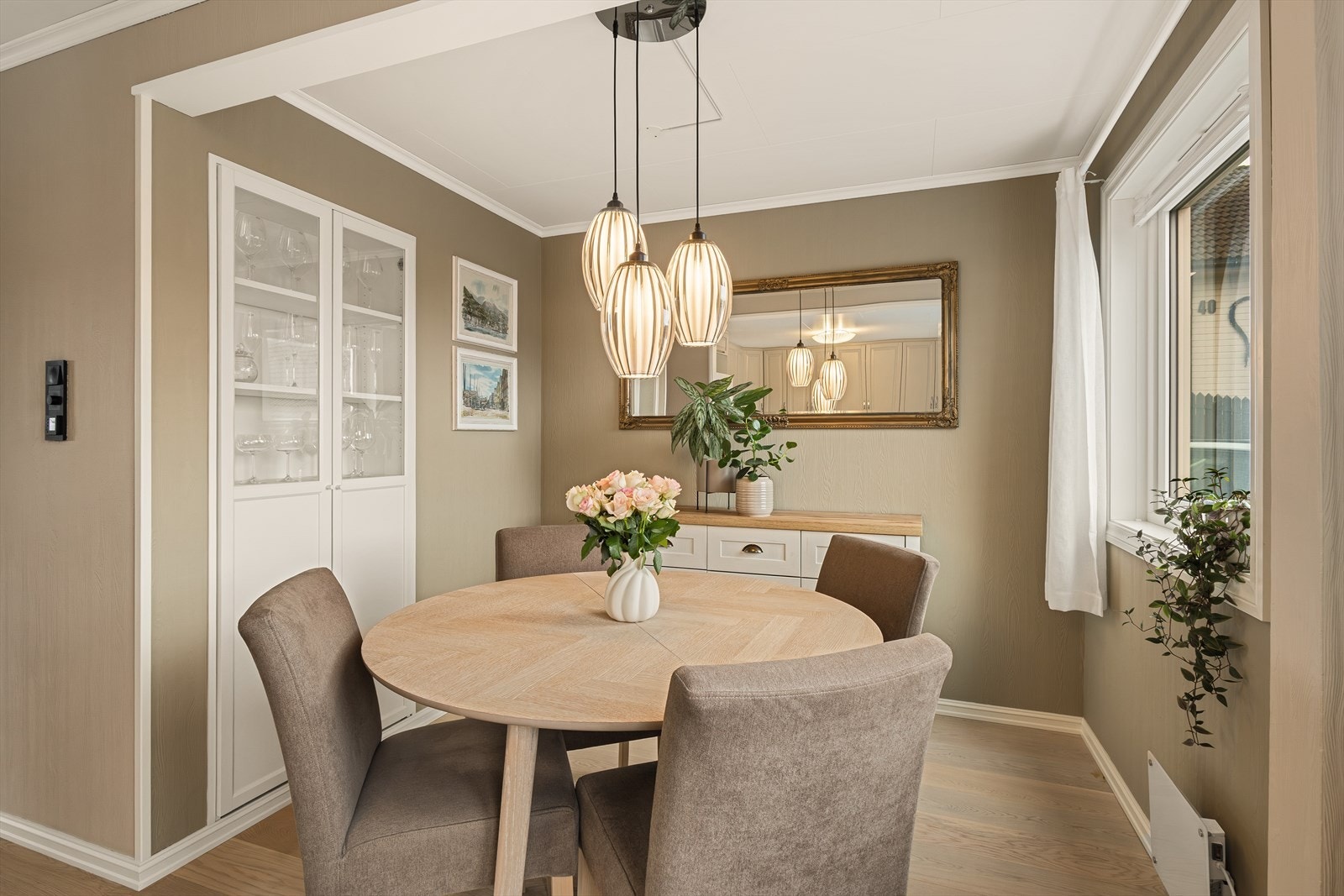 Kjøkkenet har flere vindusflater som slipper inn godt med dagslys. Galleribilde