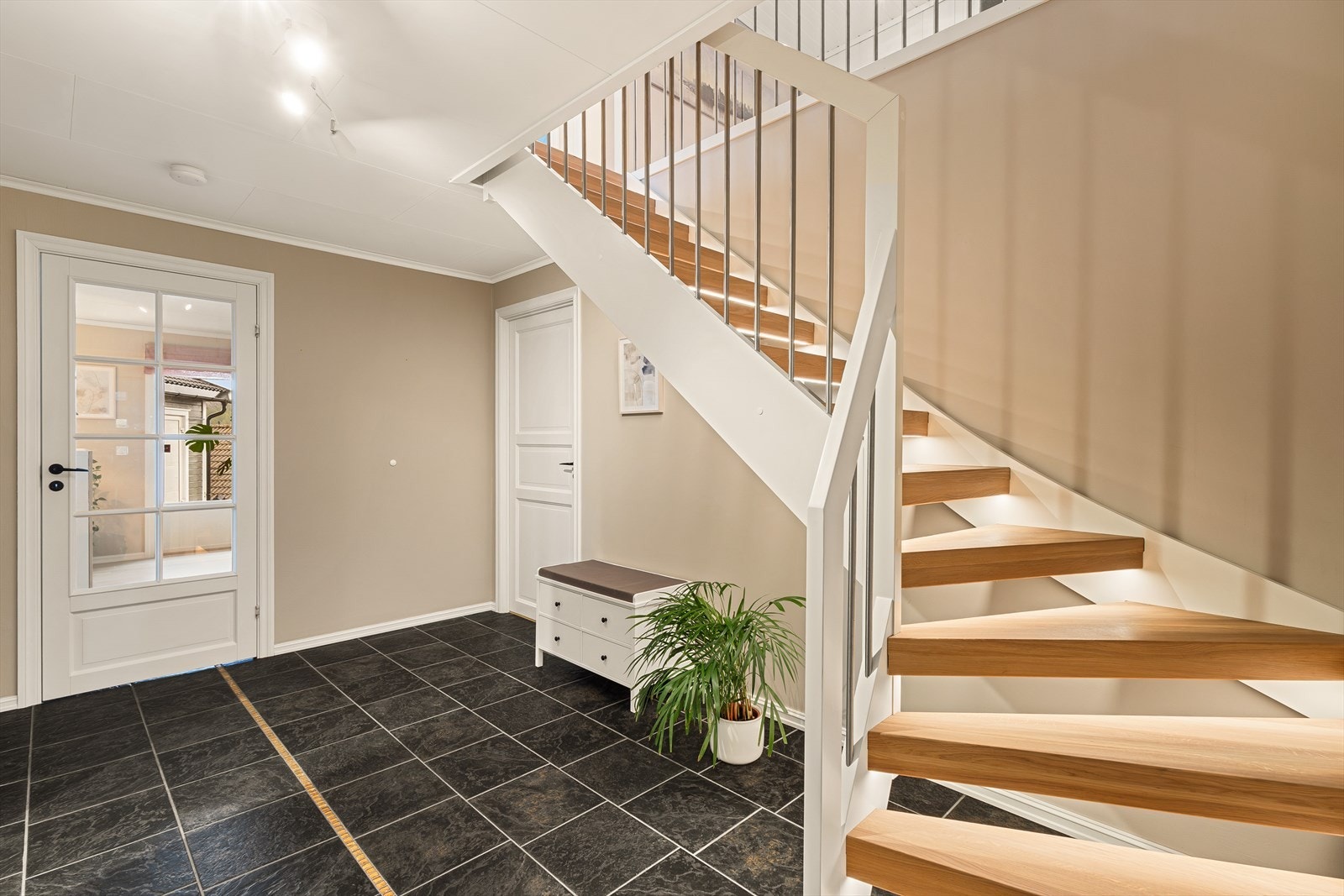 Boligen har en stor og romslig entré. Galleribilde