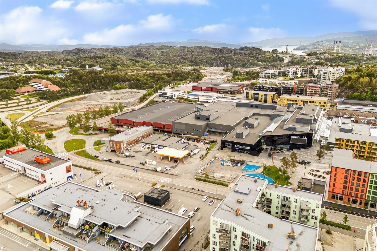 I tillegg ligger Sartor Storsenter i kort avstand, med et svært variert handelstilbud, kino, restauranter og kulturtilbud. Galleribilde