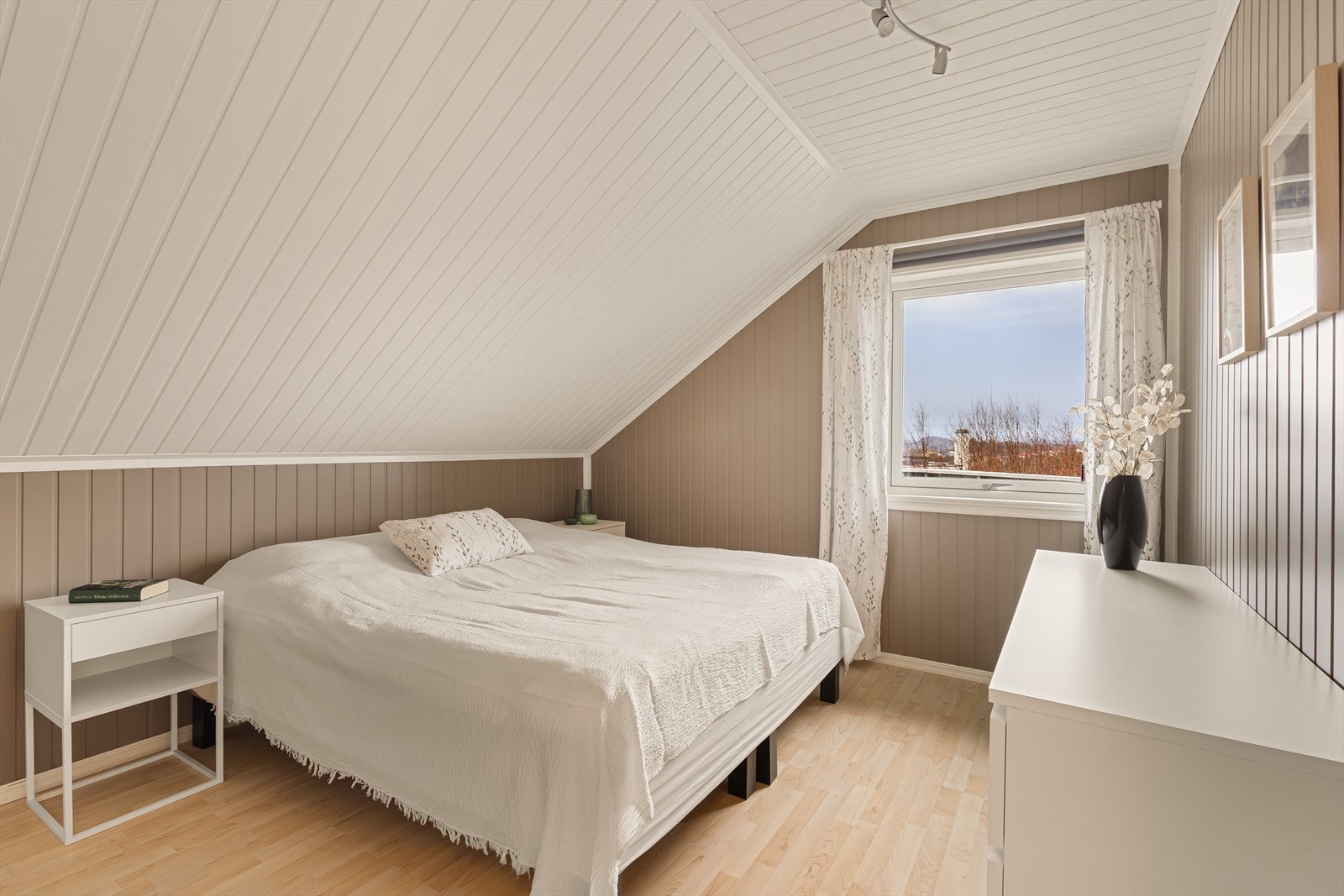 Boligen har to soverom på loftetasjen. Galleribilde