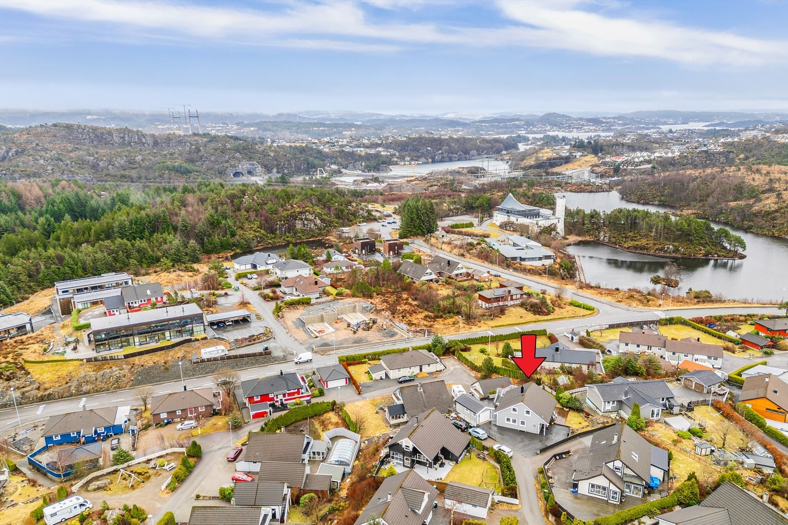 Boligen har en attraktiv og familievennlig beliggenhet i rolige omgivelser. Galleribilde