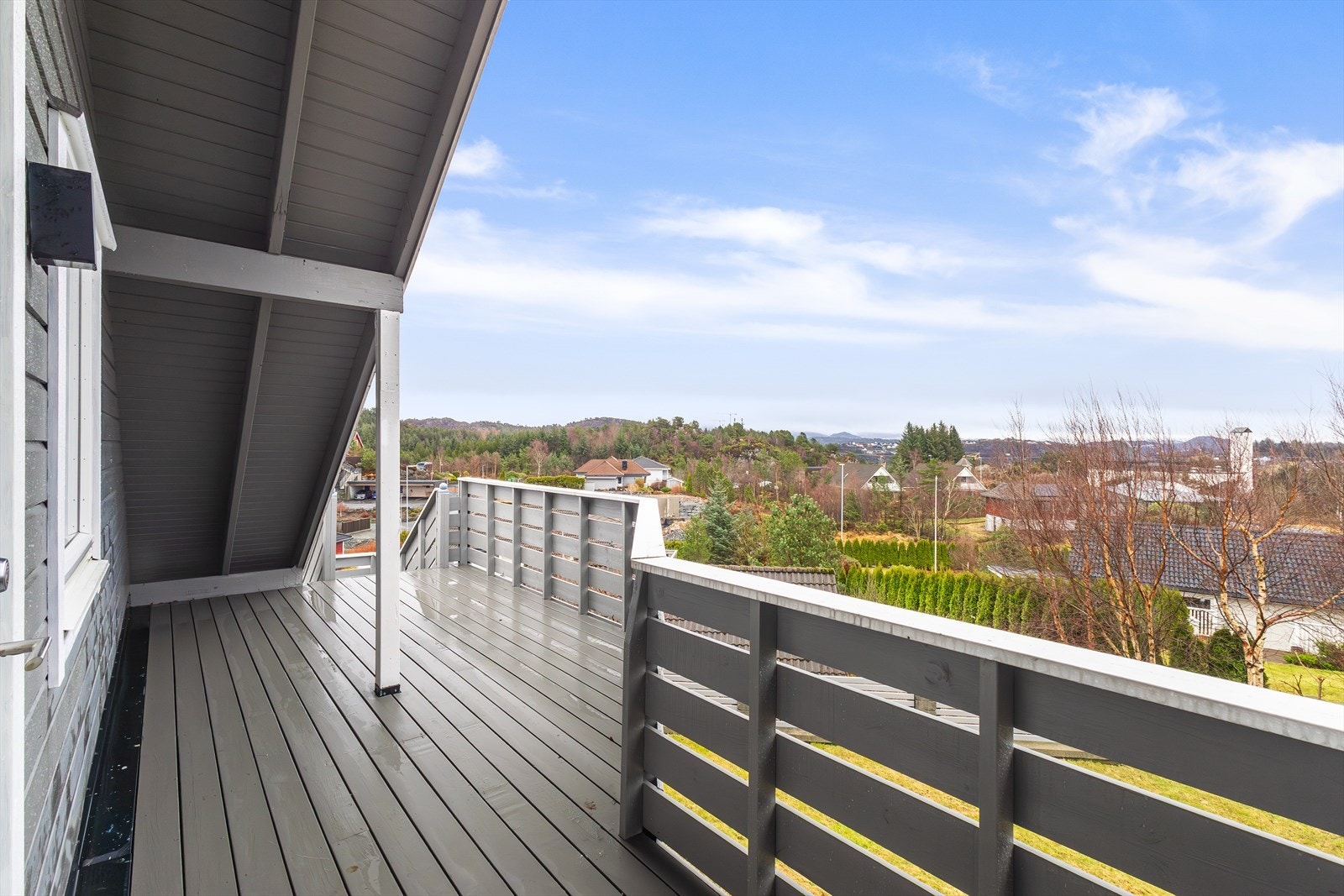 Det er også utvendig trapp opp til altanen, slik at den kan benyttes som egen inngang for gjester. Flott utsikt fra altanen. Galleribilde