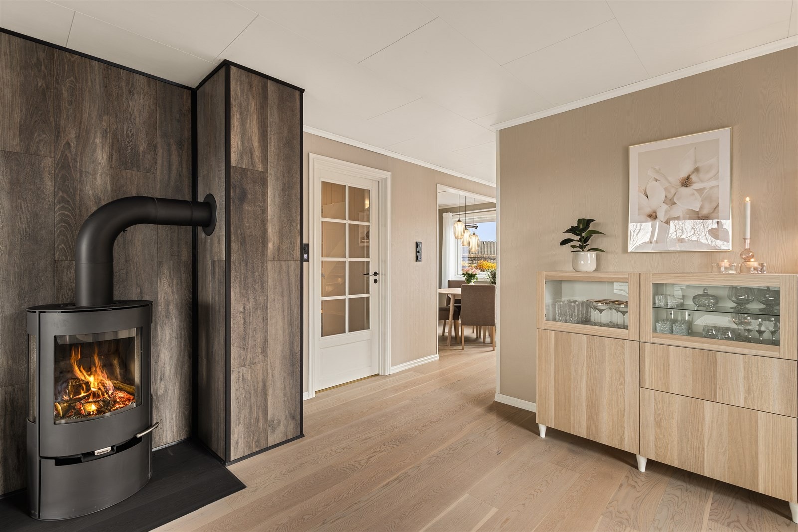 Store vindusflater sørger for rikelig med naturlig lys og gir rommet en lys og åpen følelse. Galleribilde