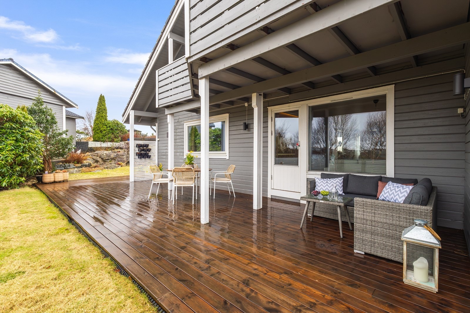 Fra stuen er det direkte utgang til en stor og innbydende terrasse på ca. 76kvm. Galleribilde