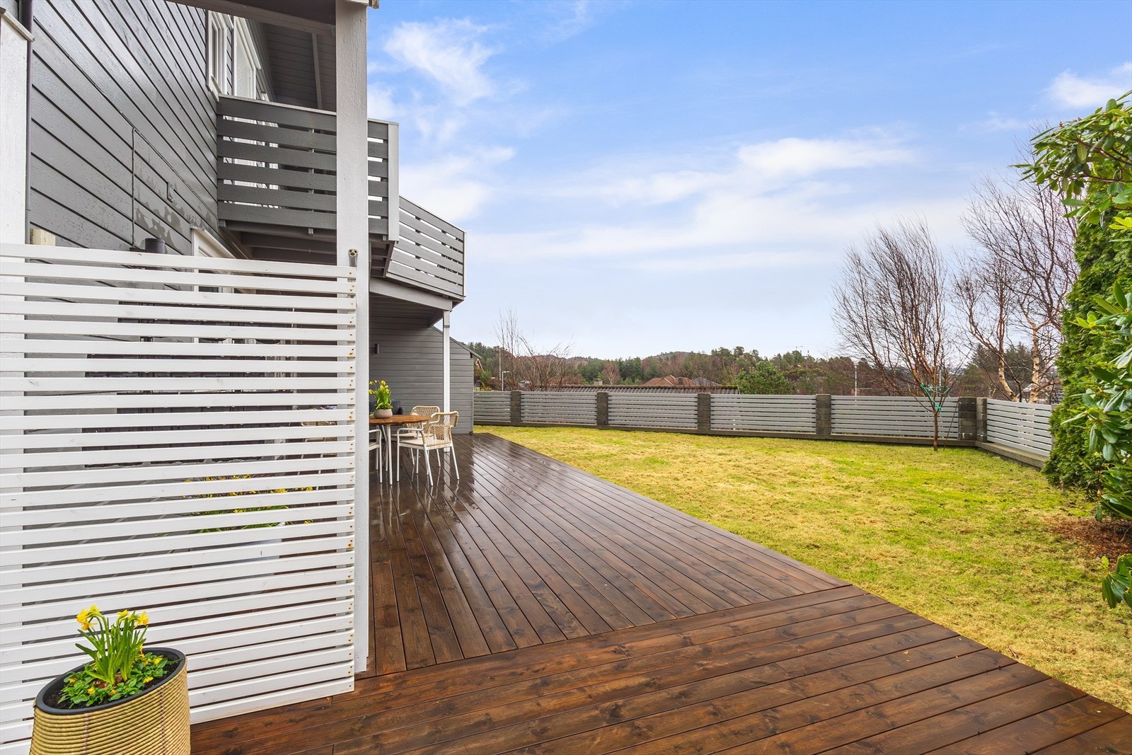 I tillegg til den store terrassen og altanen, har boligen en pent opparbeidet hage med gode leke- og oppholdsarealer. Galleribilde