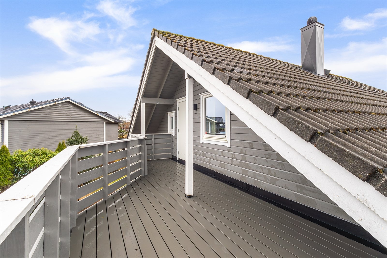 Fra loftstuen er det utgang til en sørøstvendt altan, som gir gode solforhold. Galleribilde