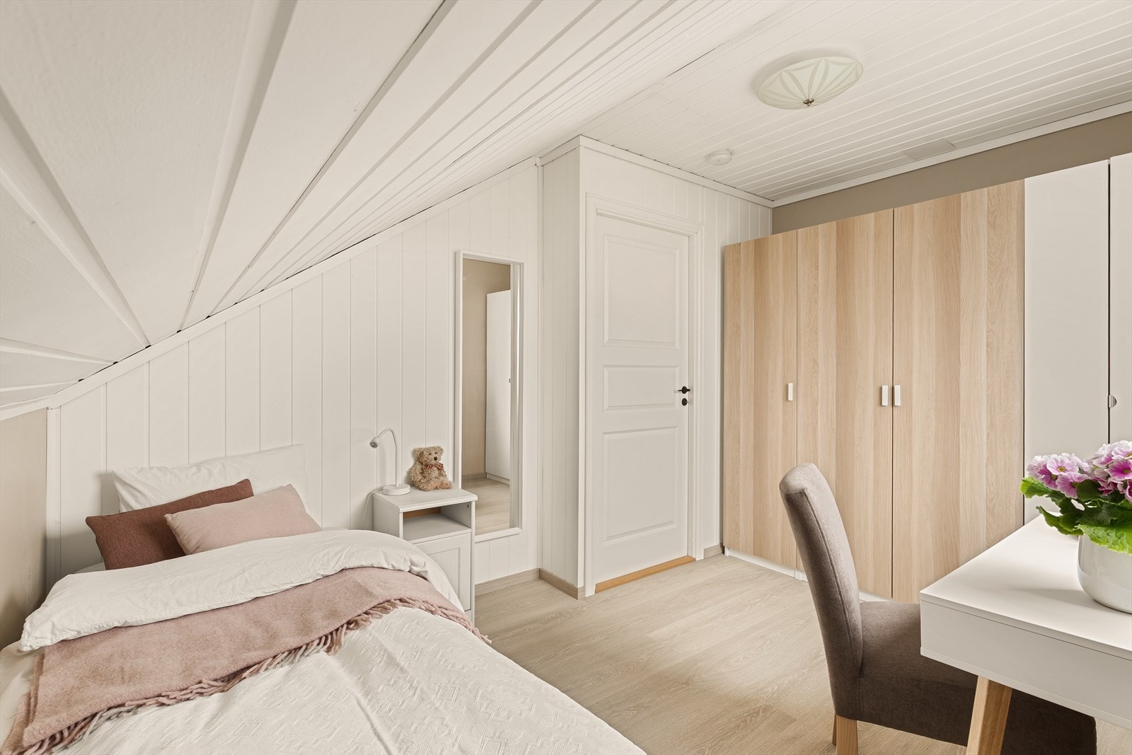 Plass til seng, oppbevaring og pult. Galleribilde