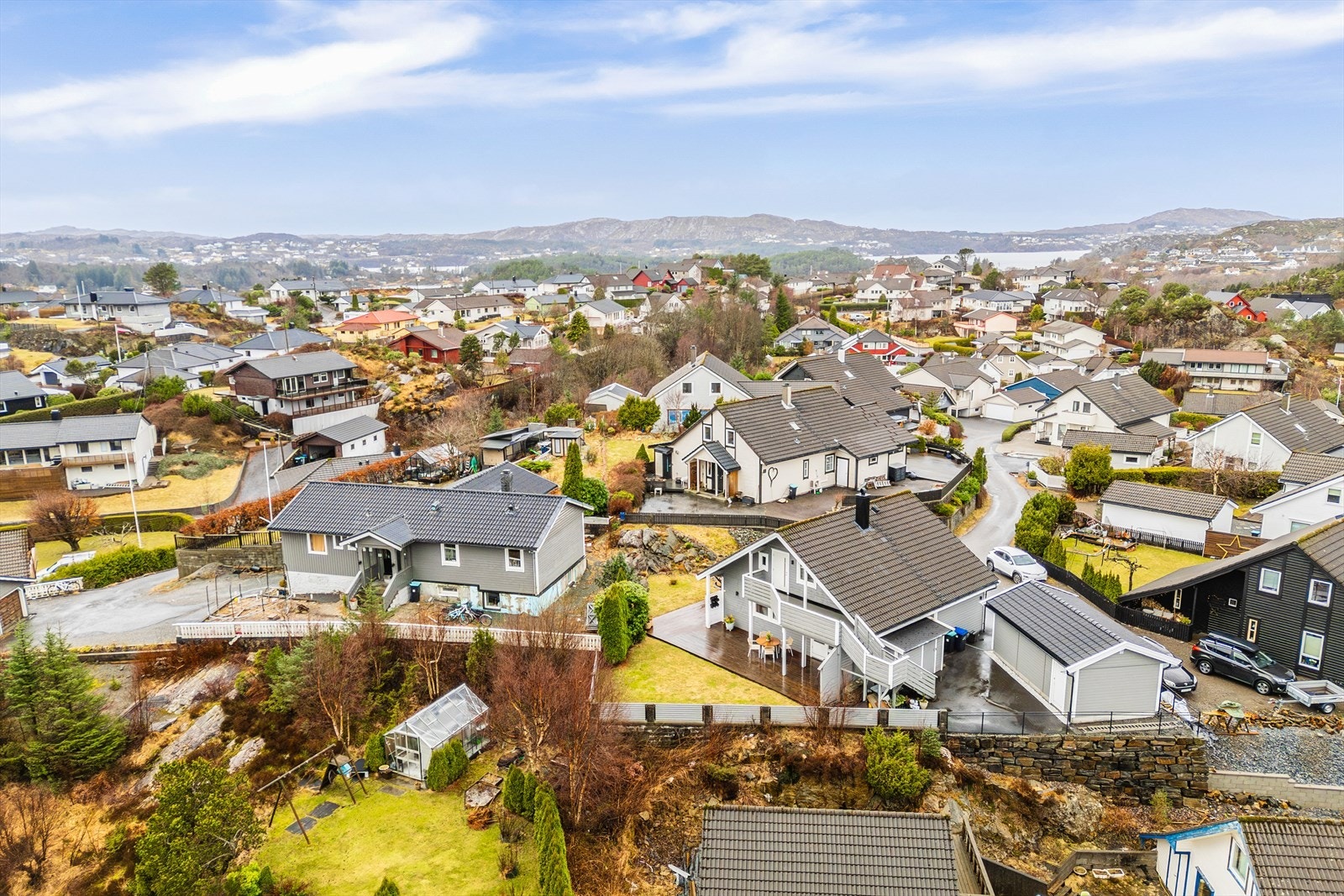 Boligen ligger helt i enden av veien uten gjennomgangstrafikk, noe som gir rolige og skjermede omgivelser. Galleribilde