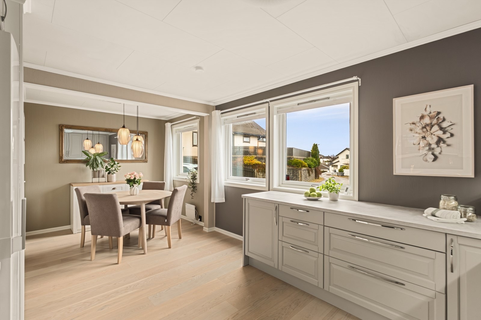 I 2023 ble benkeplate, vask med blandebatteri, vitrineskap og lekkasjestopper fornyet. Galleribilde