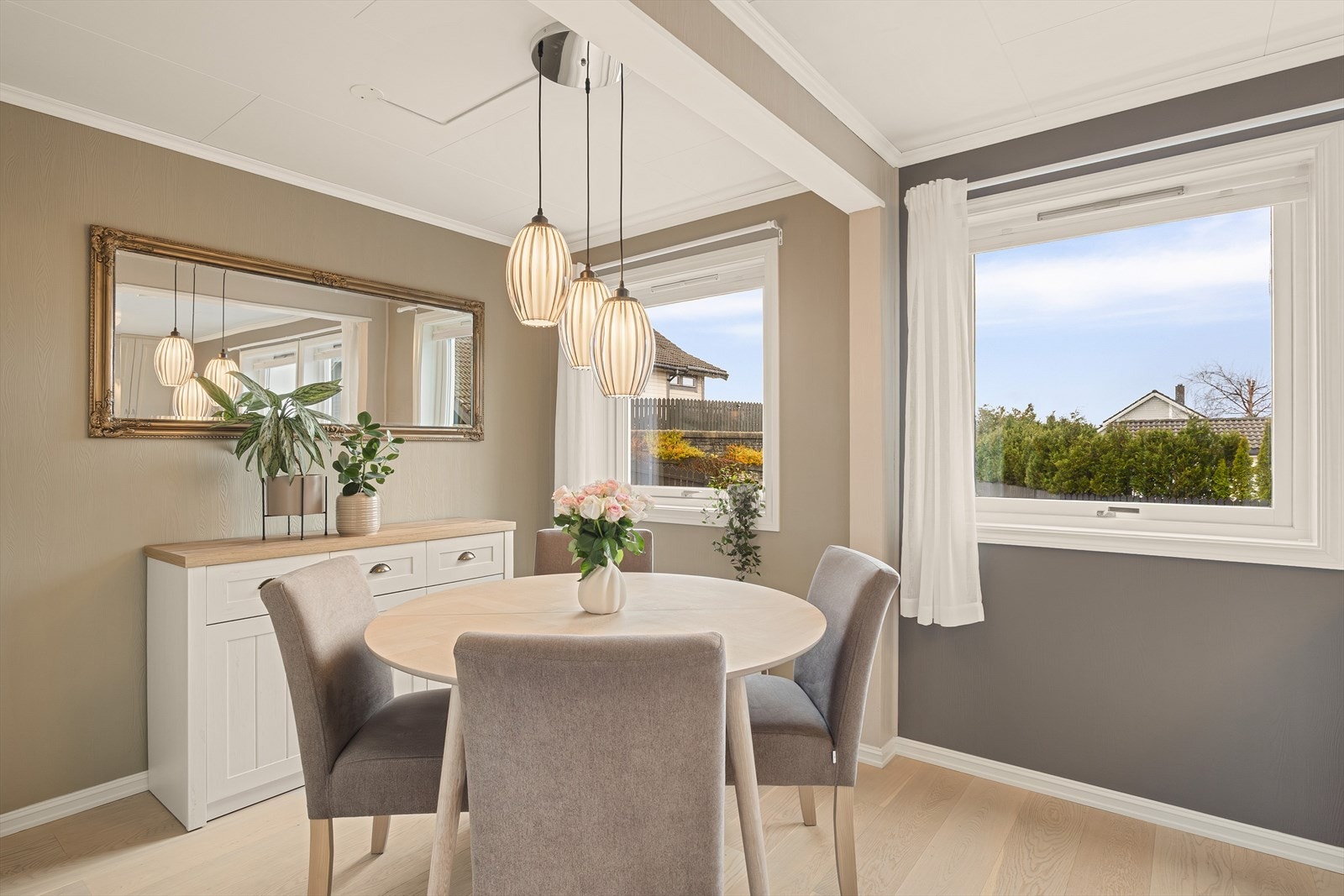 Det er god plass til spisebord, hvor familie og venner kan samles til både hverdagsmiddager og hyggelige sosiale sammenkomster. Galleribilde