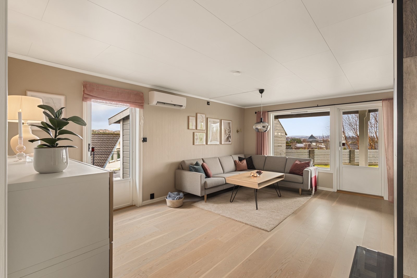 Det er montert varmepumpe i stuen, noe som bidrar til et behagelig inneklima året rundt. Galleribilde