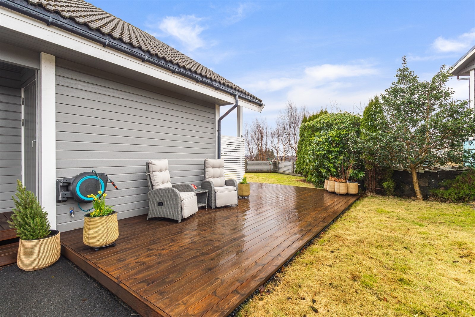 Terrassen har god plass til flere soner med utemøbler, spisegruppe og grill - et perfekt sted å nyte varme sommerdager i rolige omgivelser. Galleribilde