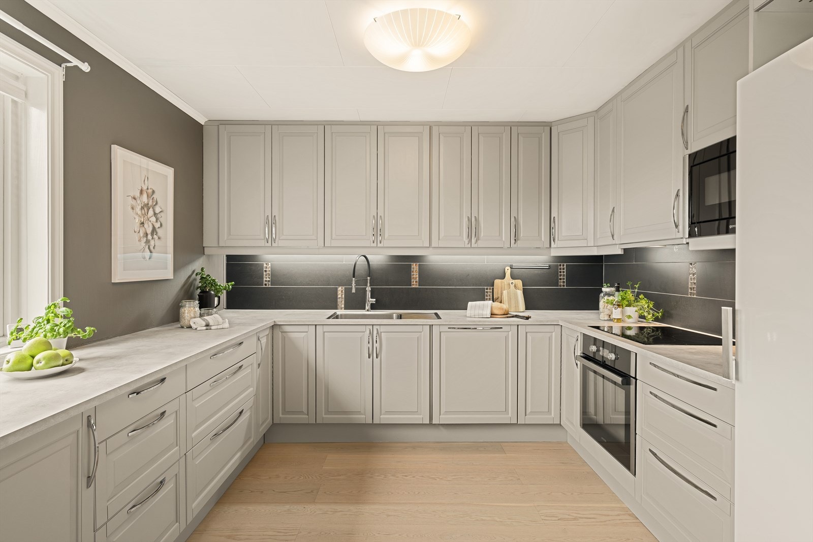 Pent kjøkken som er romslig og funksjonelt med gode arbeidsflater og rikelig med skapplass. Galleribilde