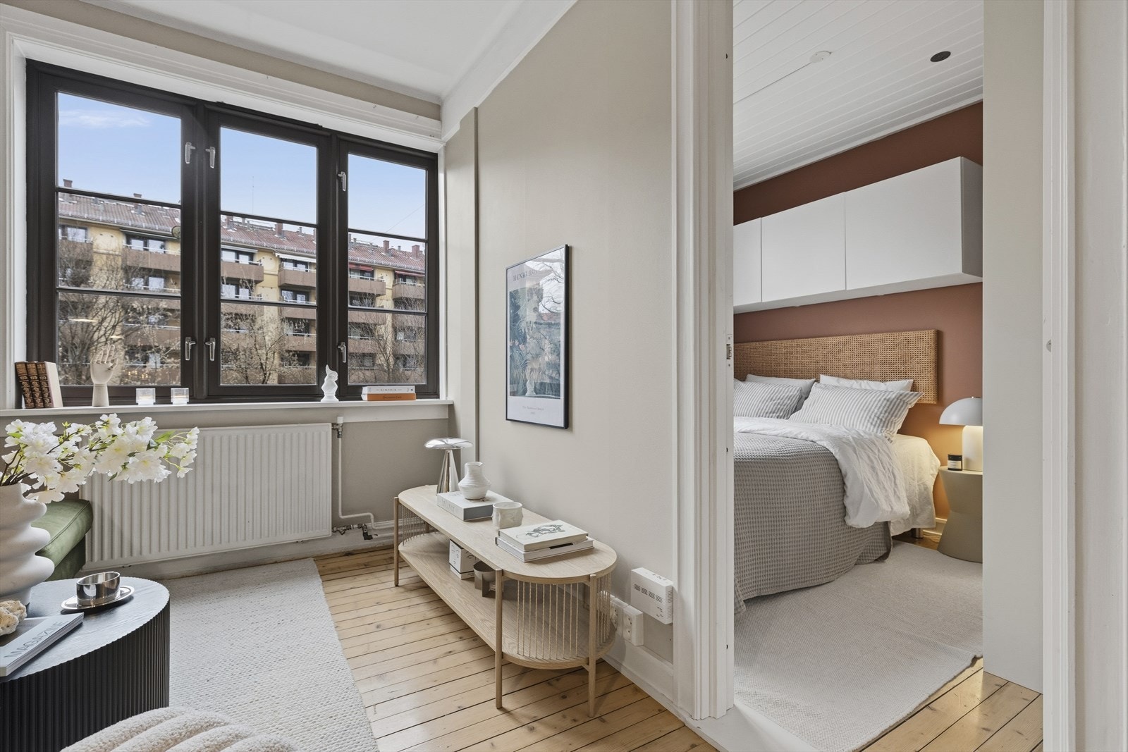 Store vindusflater slipper inn rikelig med naturlig lys og gir rommet en luftig og behagelig atmosfære. Galleribilde