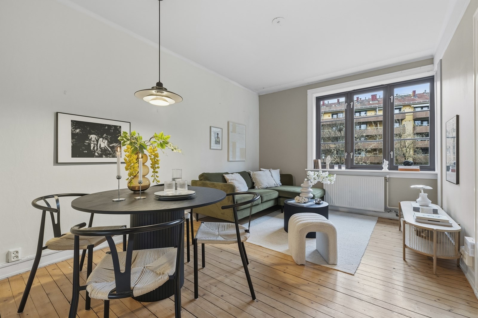 Naturlig plass til en komfortabel sofagruppe, salongbord og øvrig innredning. Galleribilde