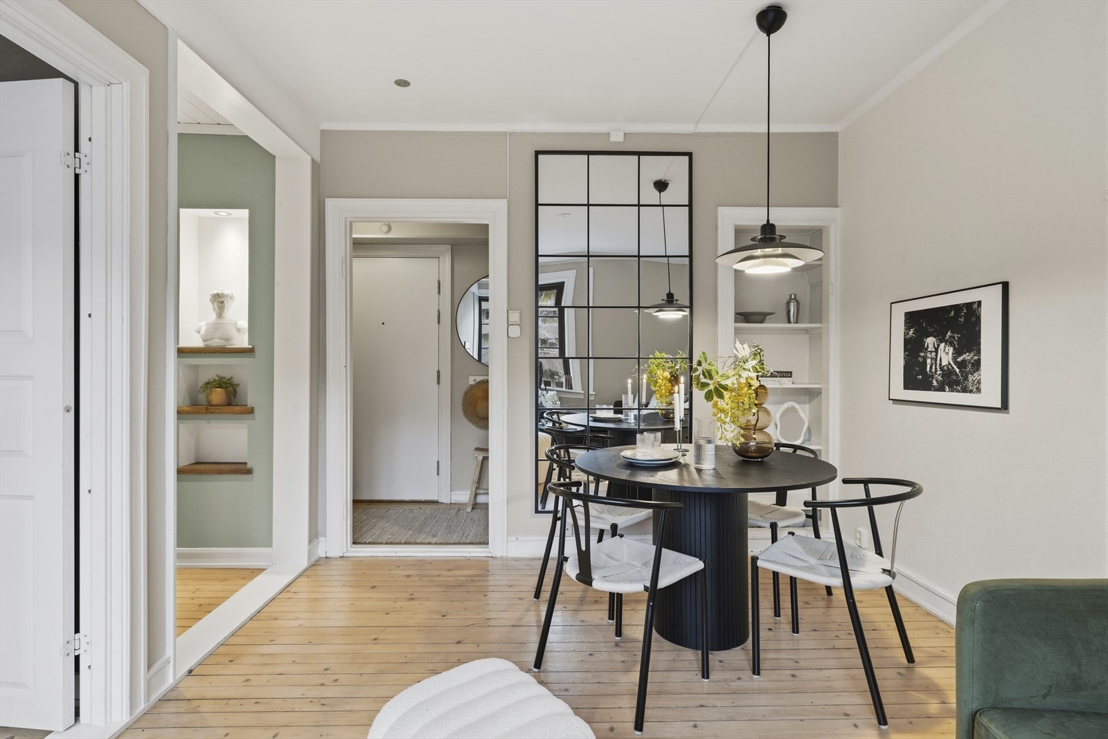 Stuen fremstår lys, luftig og tiltalende med en god romfølelse og fine møbleringsmuligheter Galleribilde