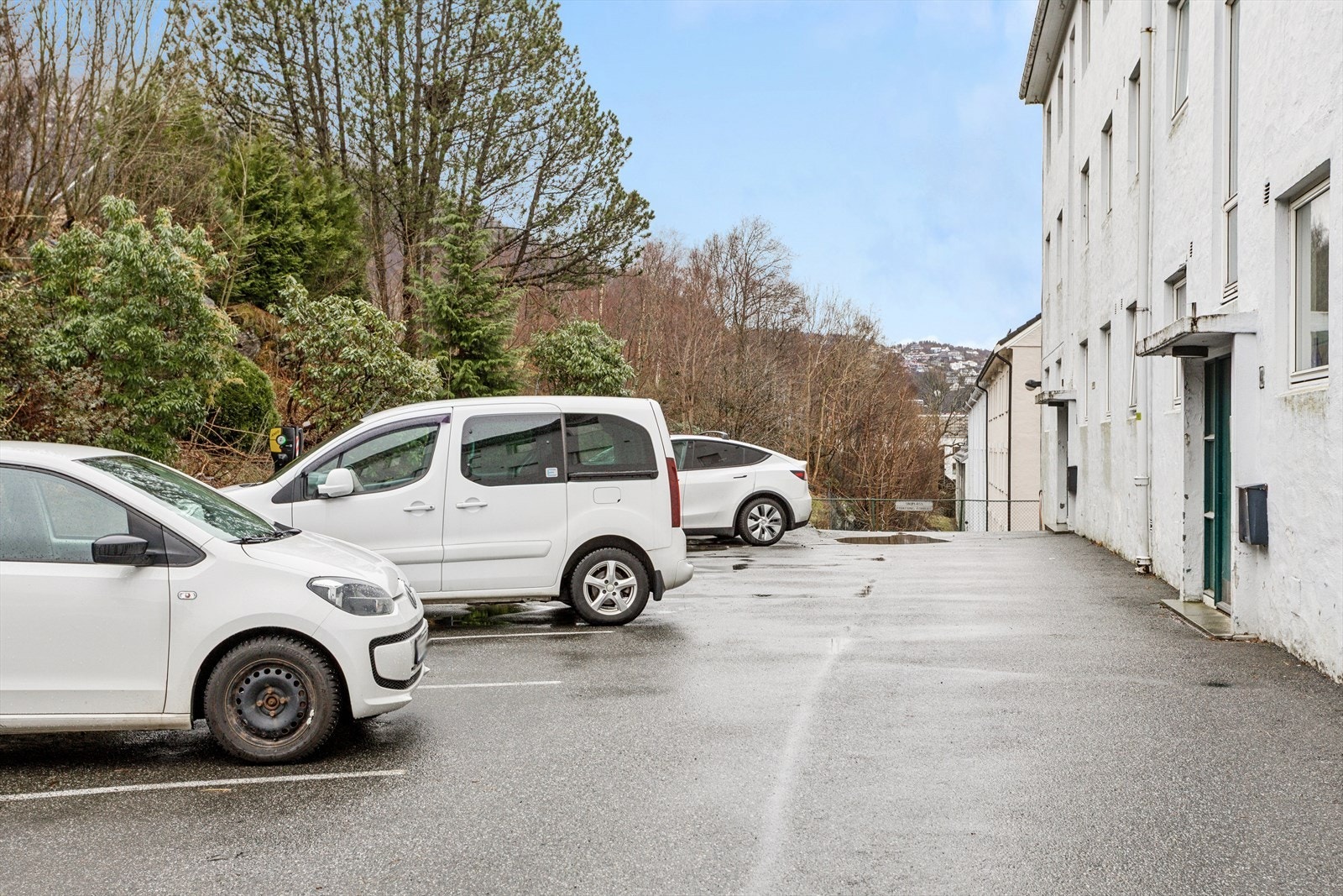 Aksjelaget har felles parkeringsplass med egne el-ladere. Galleribilde