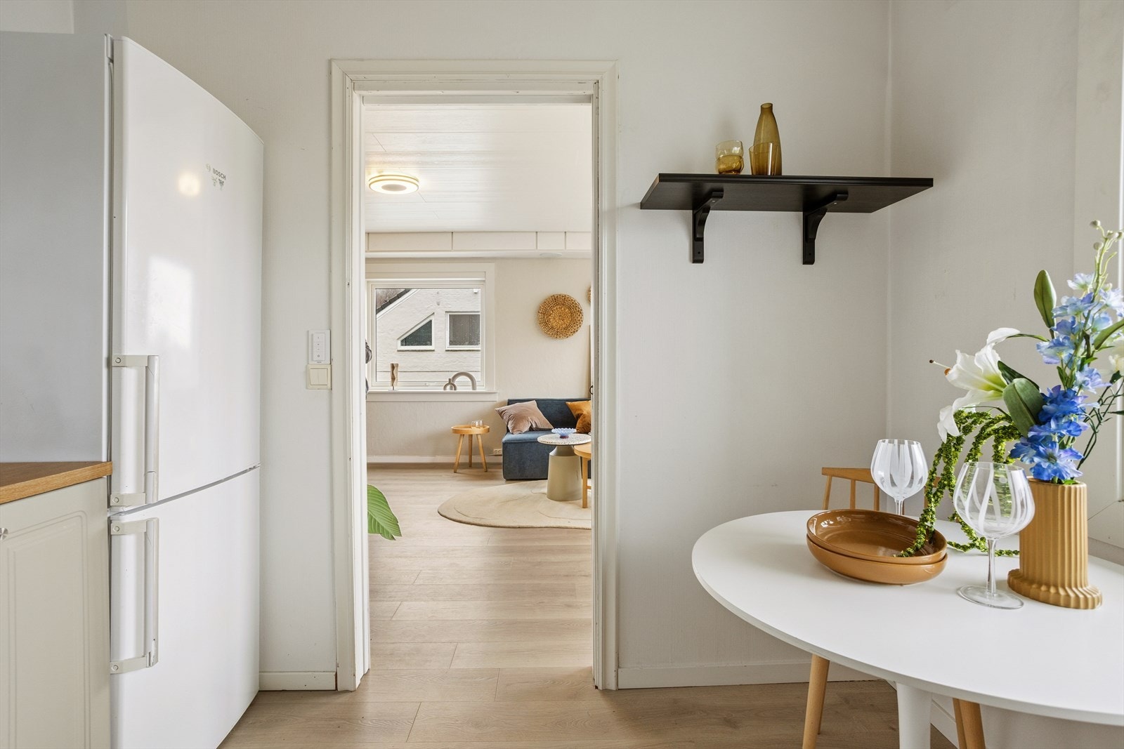 Kjøkken og stue kan enkelt separeres med skyvedør. Galleribilde