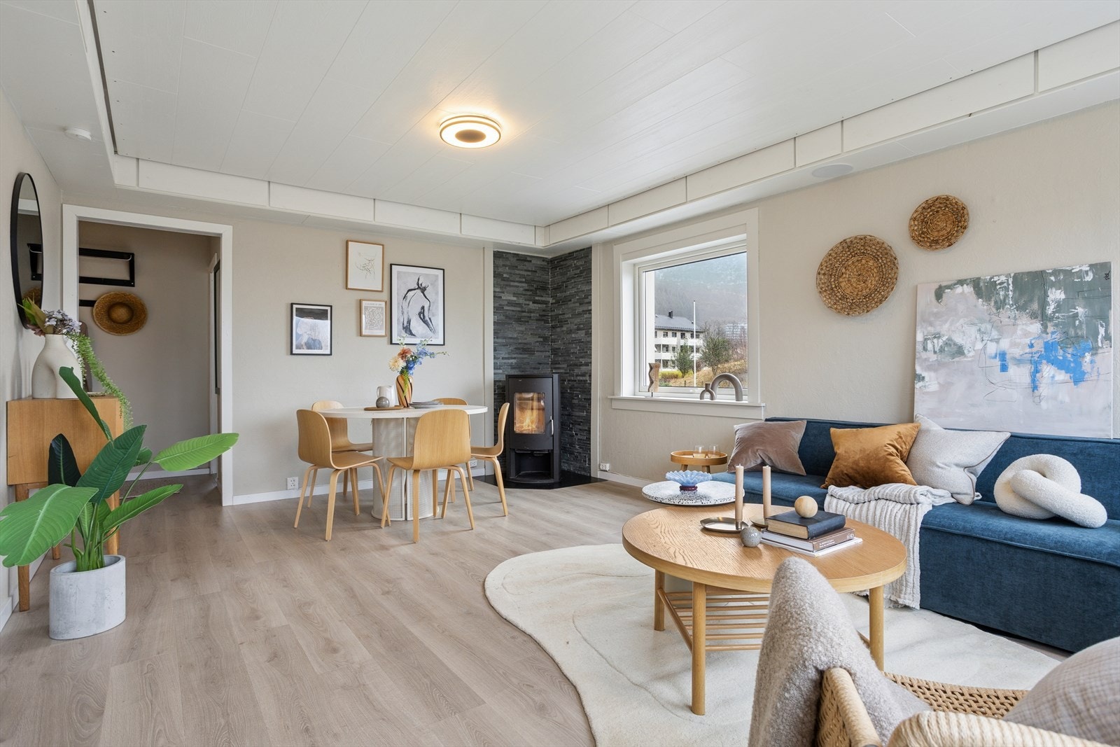 Stor og lys stue på hele 21,5 kvm. Galleribilde