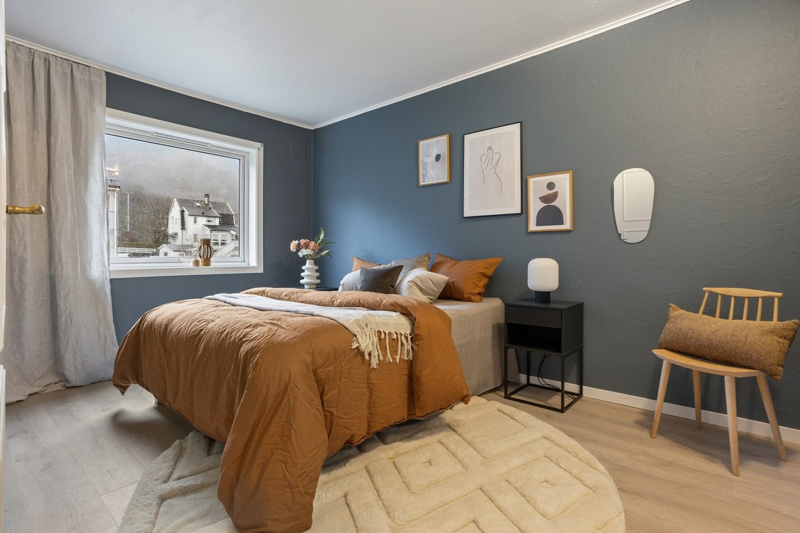 Stort hoved soverom med god plass til dobbeltseng og tilhørende soveroms møblement. Galleribilde