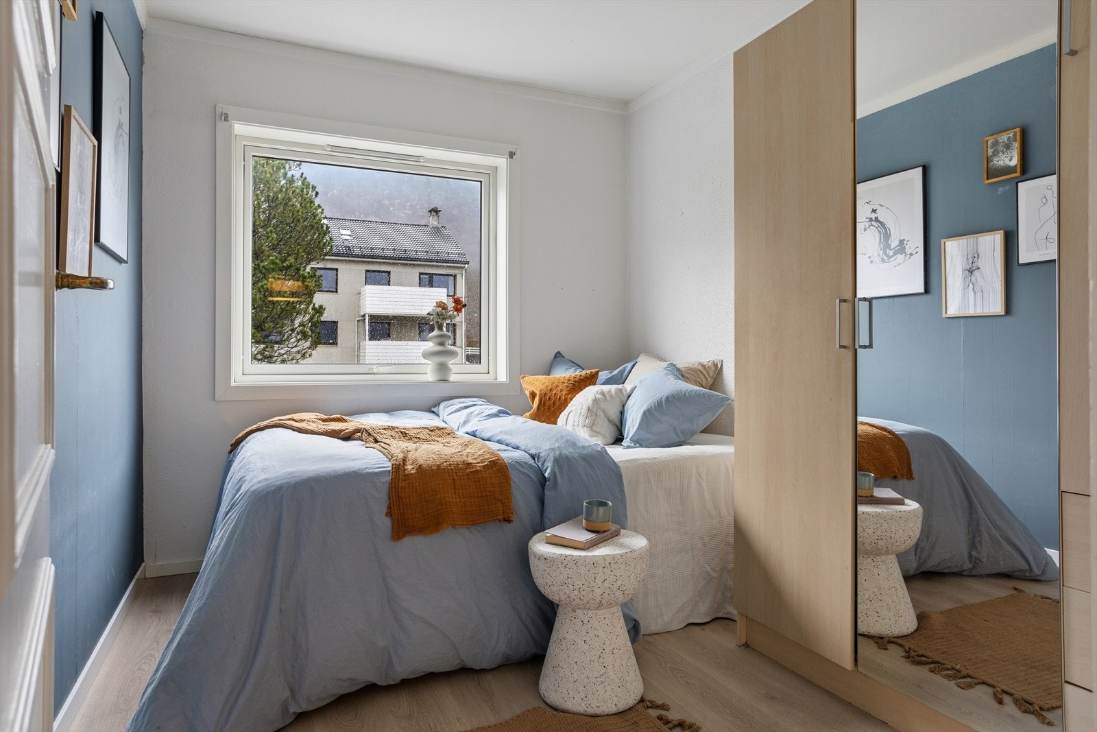 Soverom nr. 2 er på 7,8 kvm og har plass til dobbeltseng og stort klesskap. Galleribilde