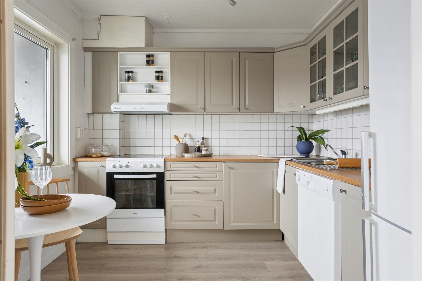 Kjøkken her profilerte fronter og laminert benkeplate med kjøkkenbeslag. Galleribilde