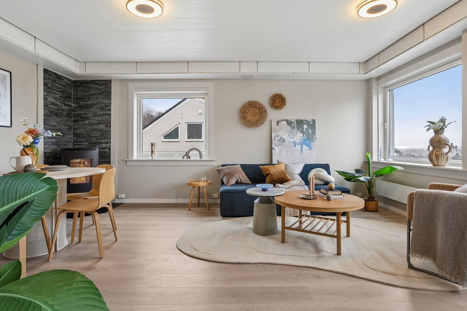 Stuen kan innredes med både komfortabel sofagruppe og et naturlig område for spisebord. Galleribilde