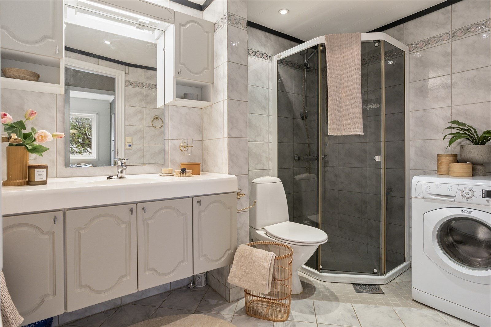 Lyst bad med fliser på både gulv og vegger. Galleribilde