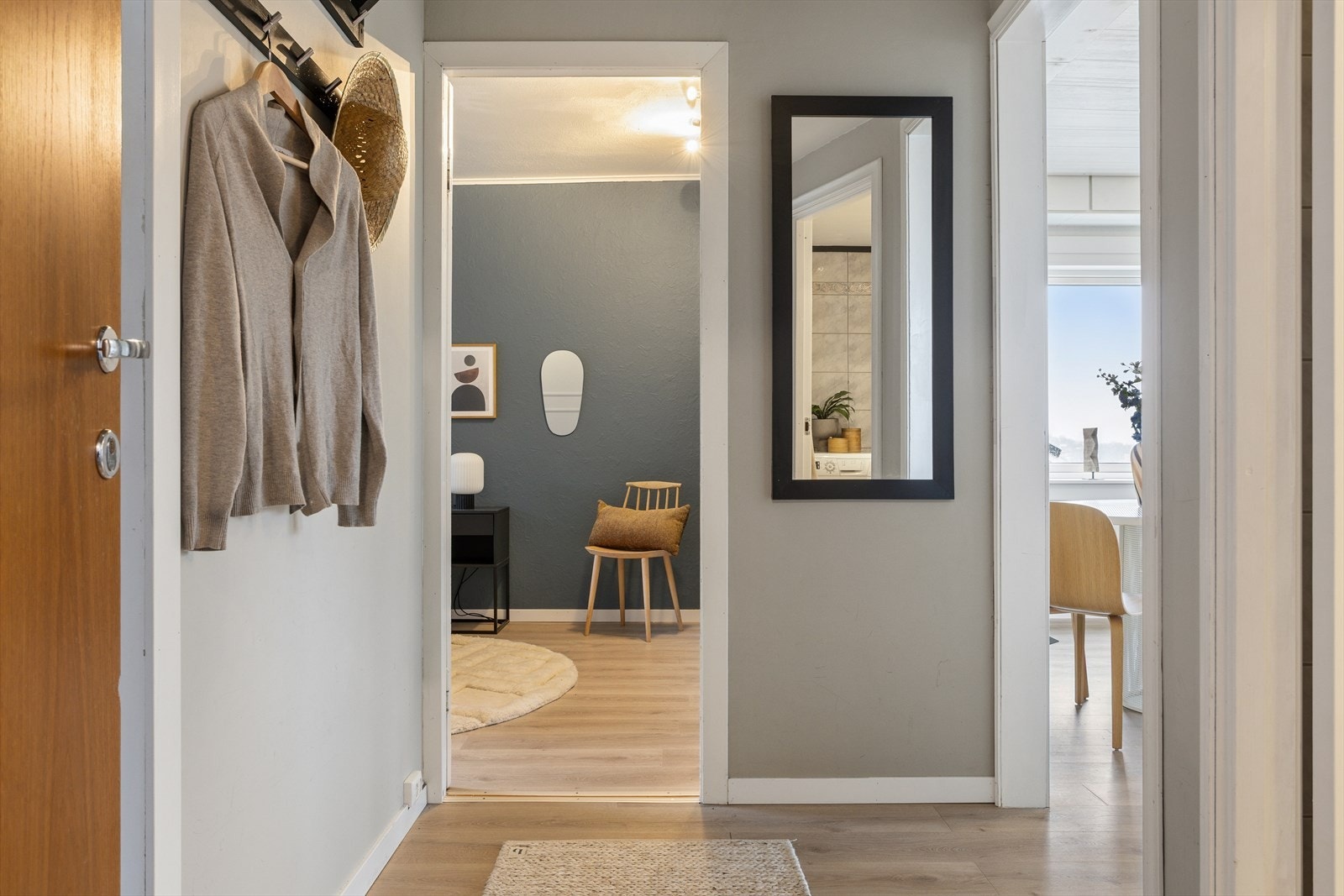 Hyggelig inngangsparti med plass til å henge fra seg yttertøy! Galleribilde