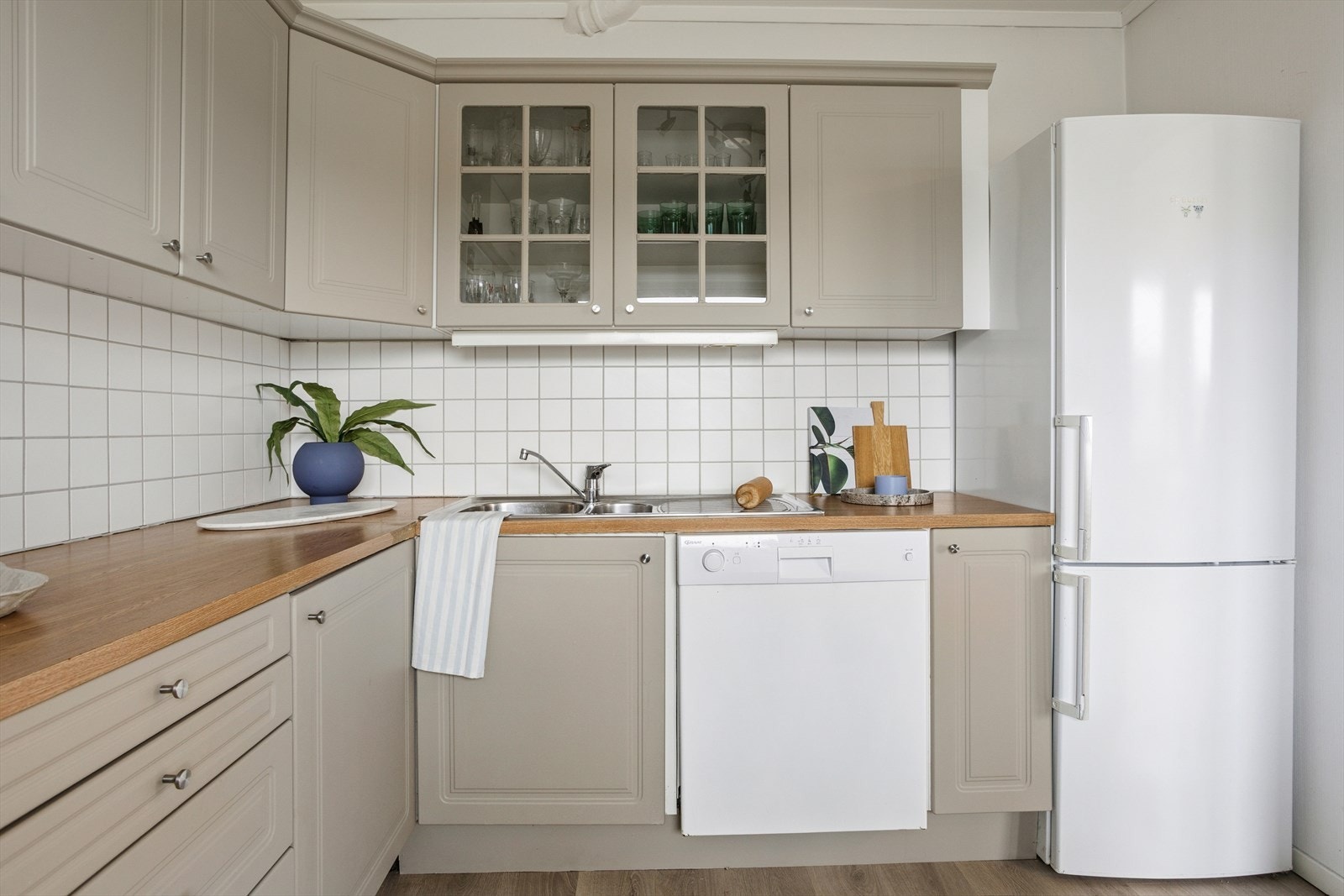 Kjøkkenet er utstyrt med kjøleskap, komfyr og oppvaskmaskin. Galleribilde