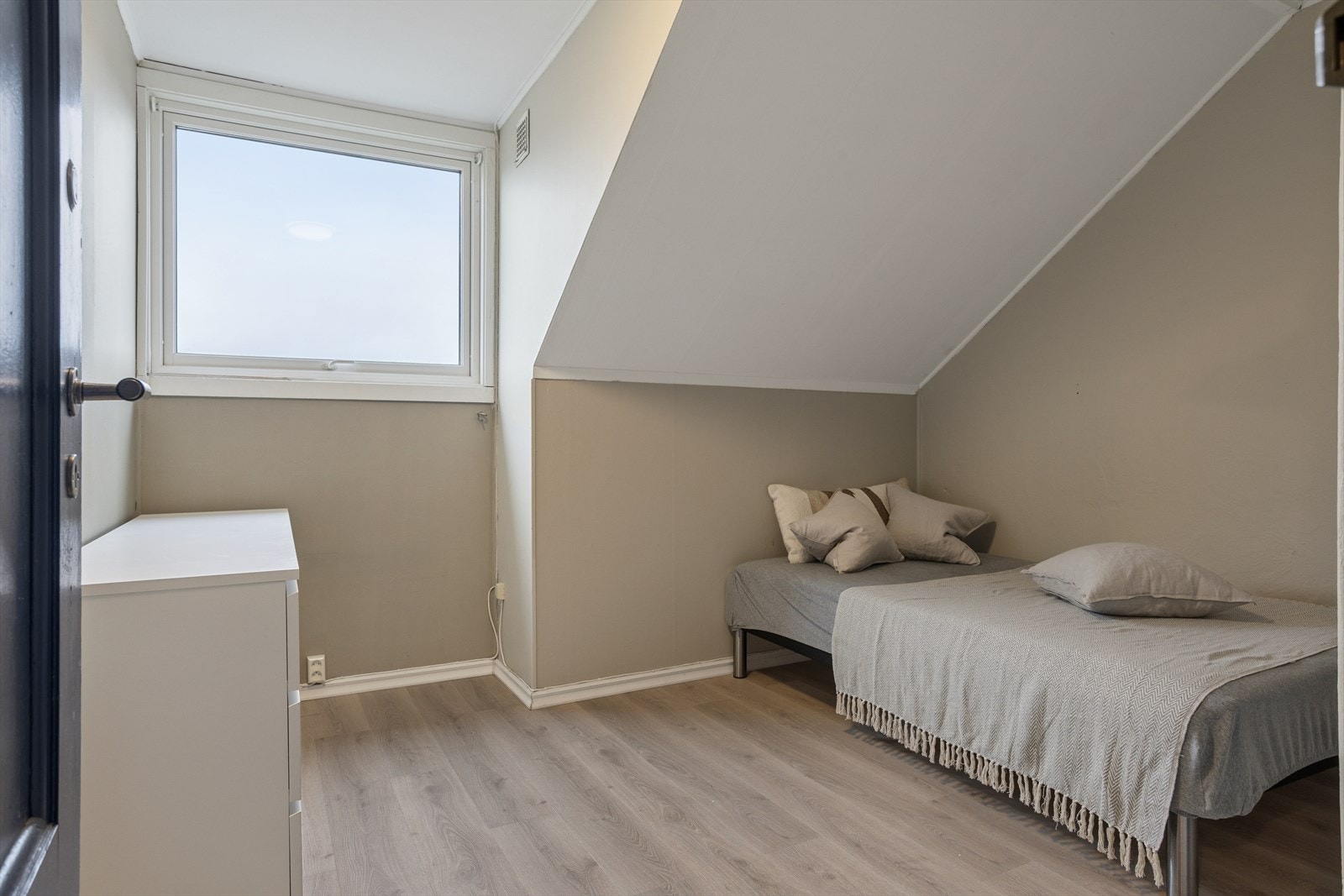 Tilhørende loftsrom som fra opprinnelige byggetegninger er godkjent for beboelse. Galleribilde