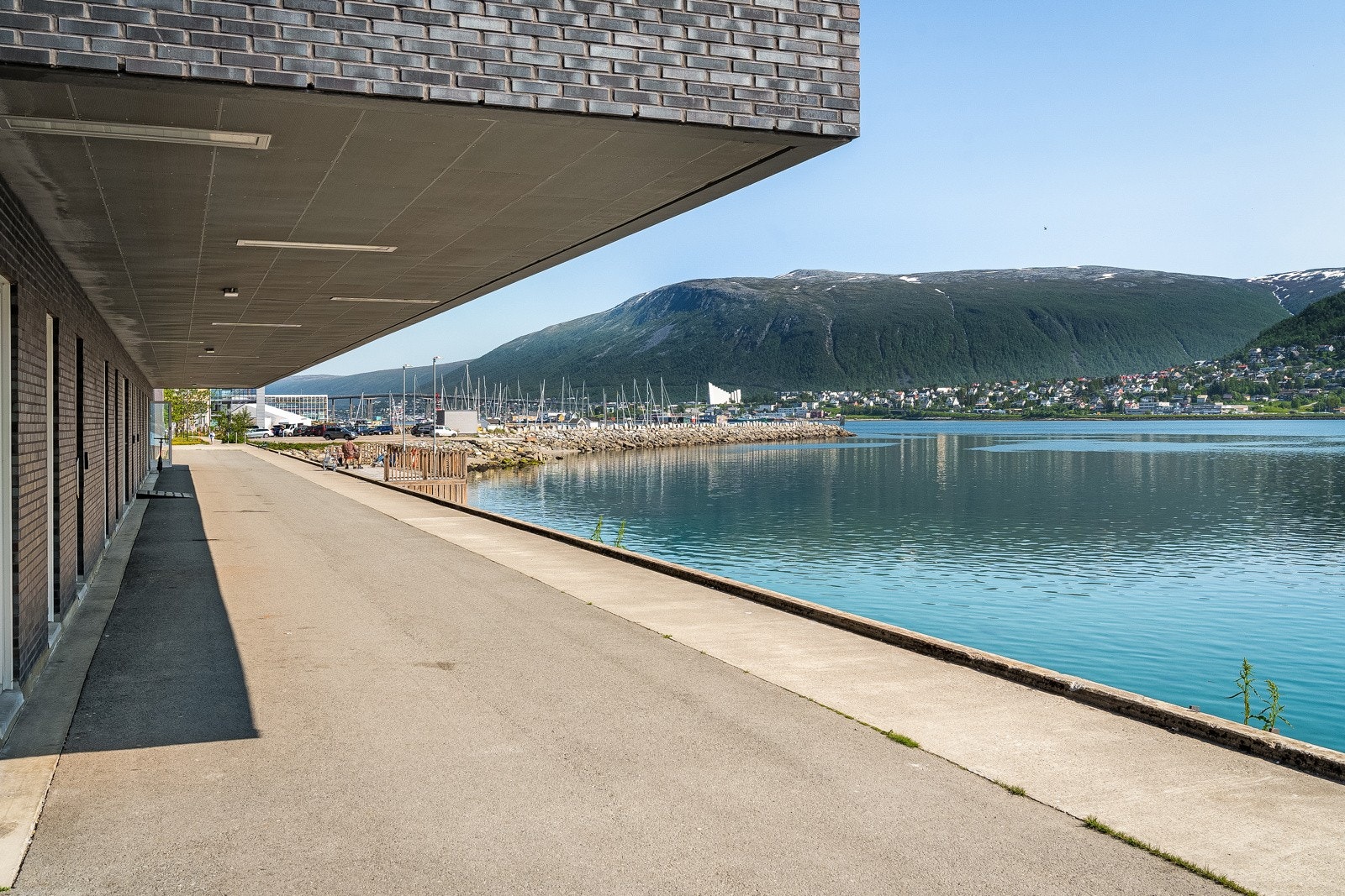 Her bor du i umiddelbar nærhet til søndagsåpen dagligvare, kort vei til bussholdeplass med hyppige avganger samt kort vei til flotte turområder som promenaden mot Telegrafbukta. Galleribilde