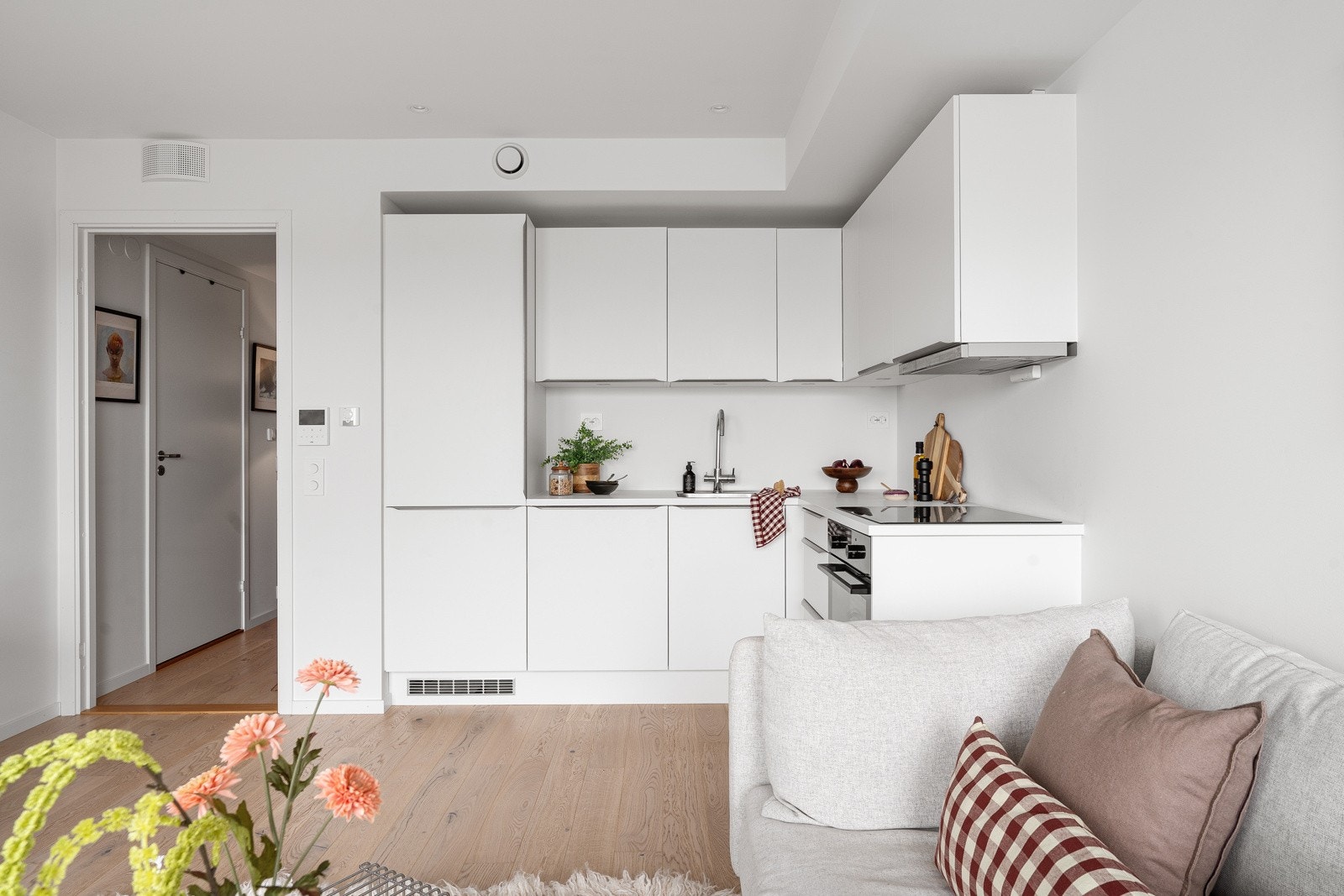 Delikat kjøkken fra kvalitetsleverandøren HTH. Glatte fronter og innredning som sikrer godt med oppbevaringsplass i over- og underskap. Galleribilde