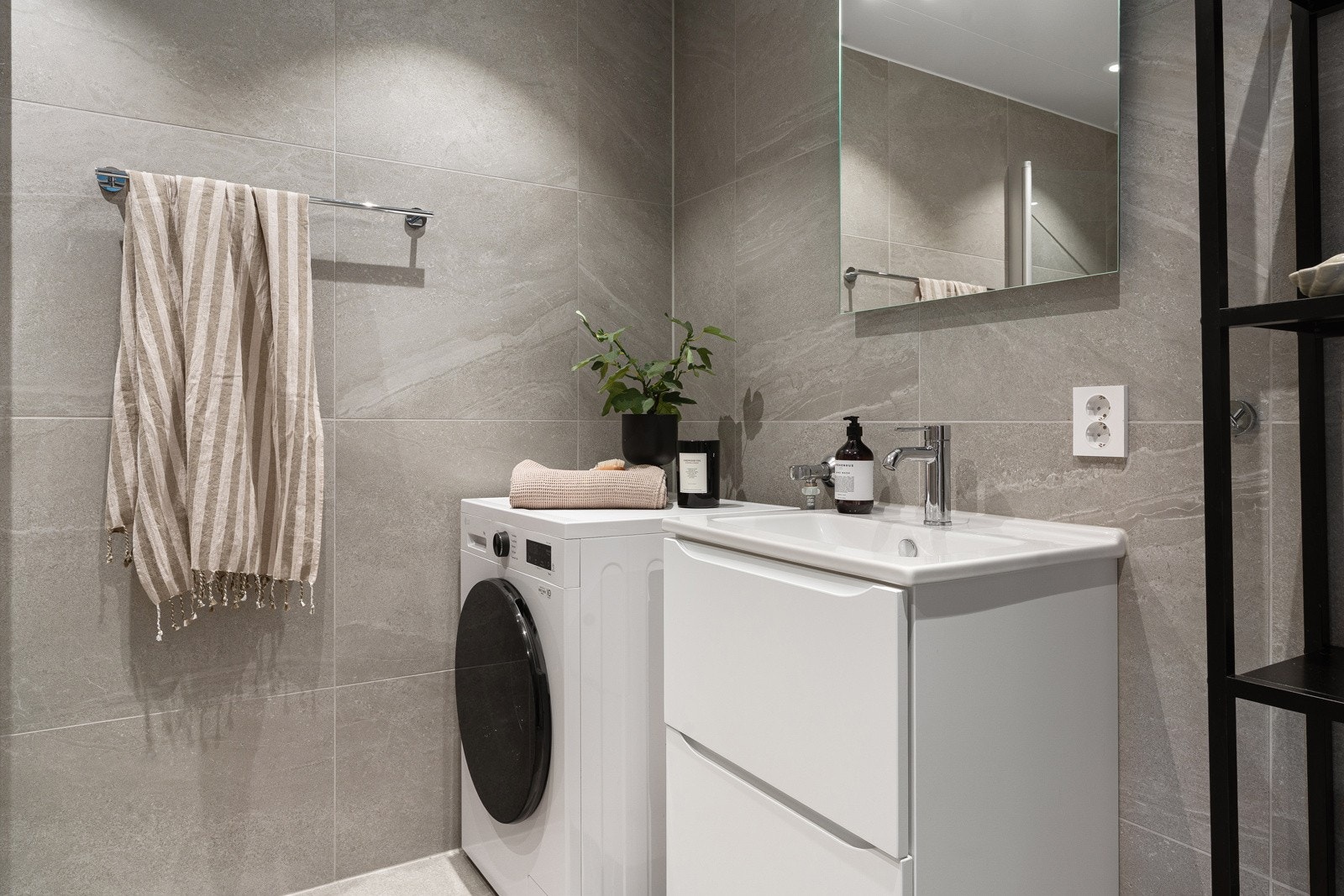 Også på badet har du delikate farge- og materialvalg samt behagelig varme i gulvet. Galleribilde