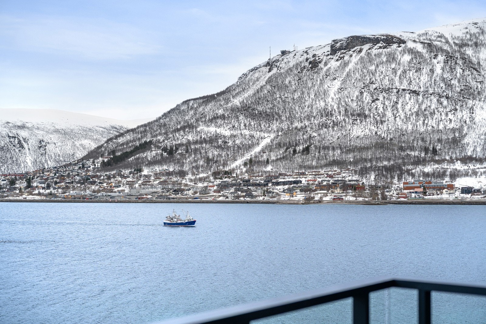Vakkert utsikt, både fra leiligheten og fra verandaen. Galleribilde