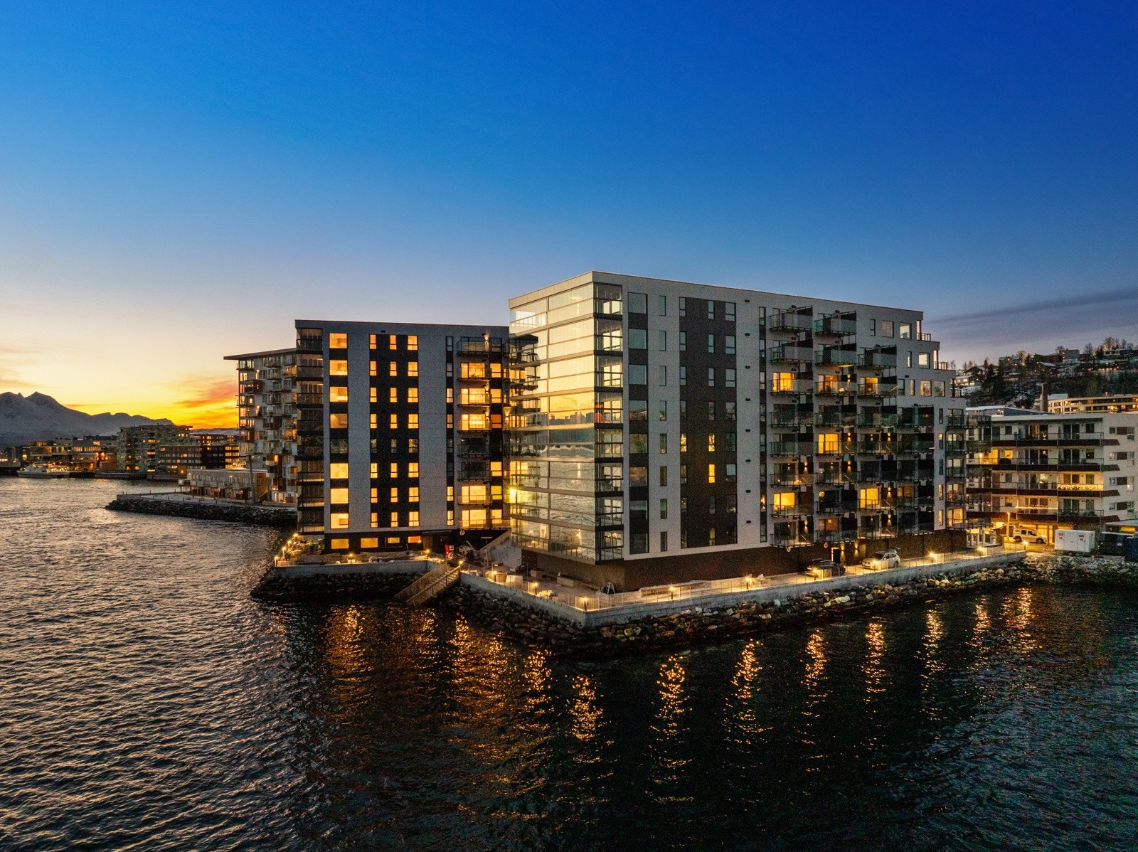 : Leiligheten ligger i 6. etasje og nyter fantastisk utsikt mot brua og Ishavskatedralen. Galleribilde