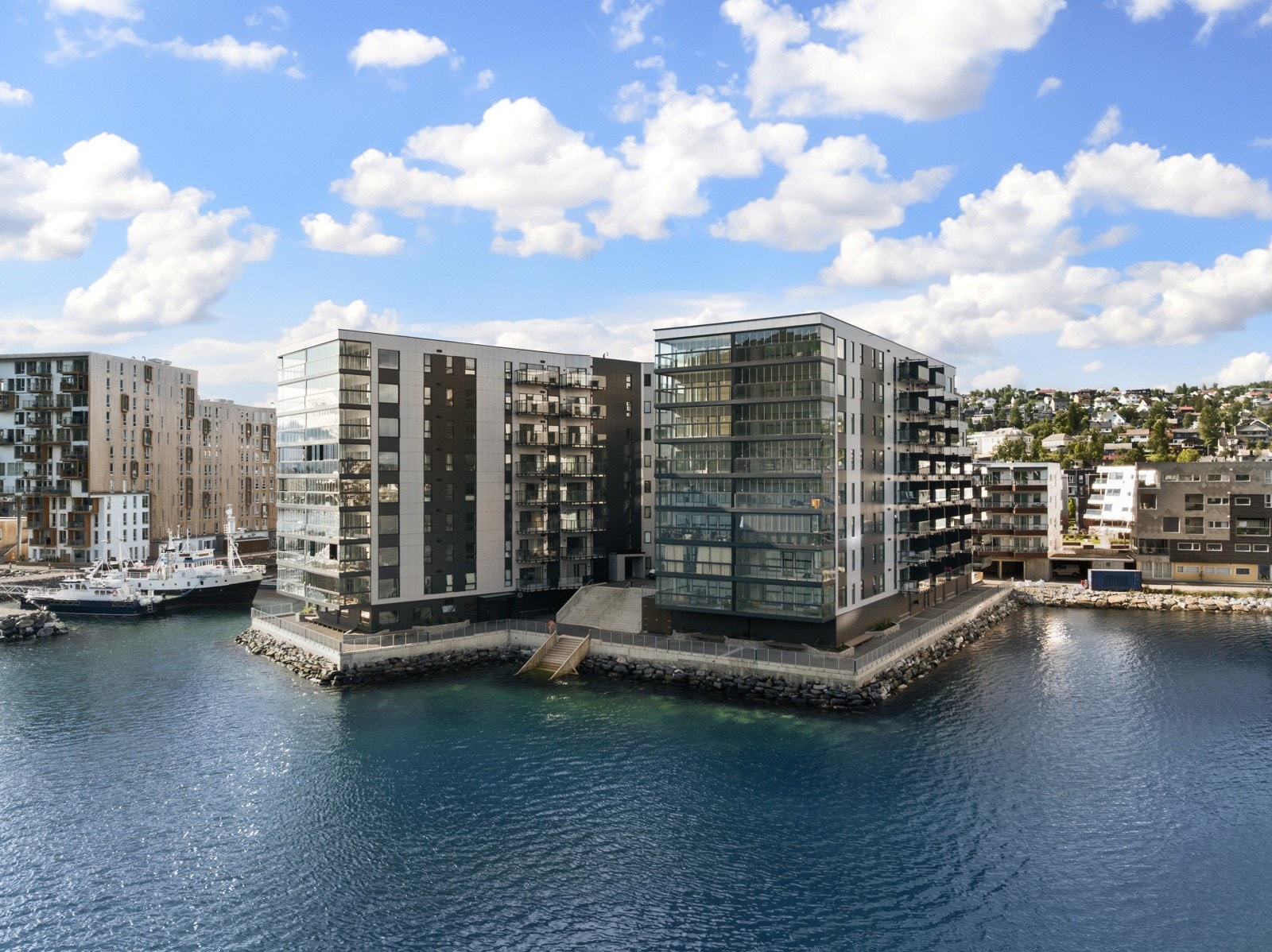 Bygget ligger spektakulært til, ytterst i sundet, på Strandkanten. Galleribilde