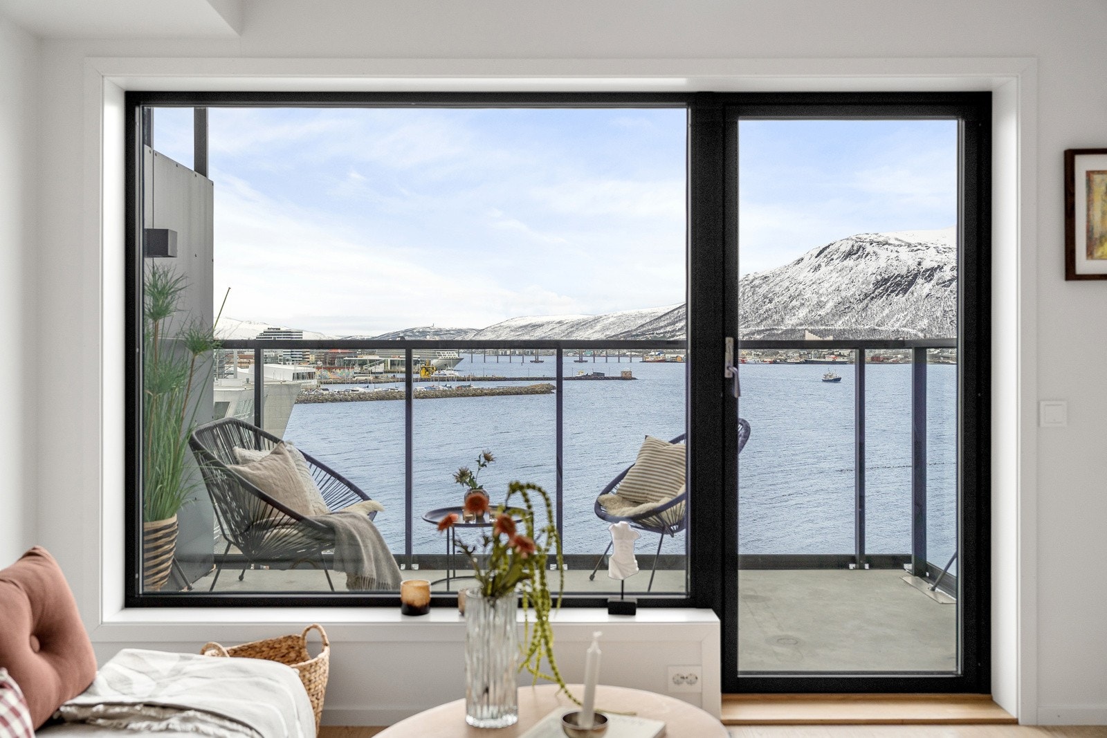 Fra stuen har du fantastisk utsikt mot Tromsøysundet, Ishavskatedralen og Fjellheisen m.m. Galleribilde