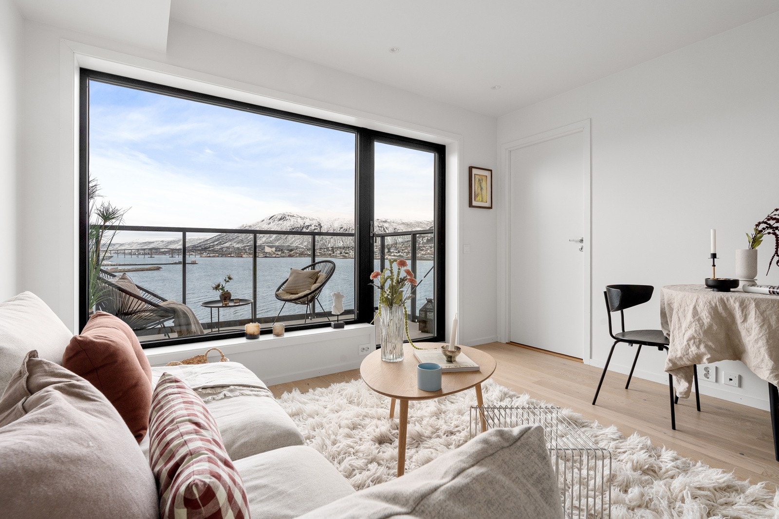 Lys og moderne stue. Galleribilde