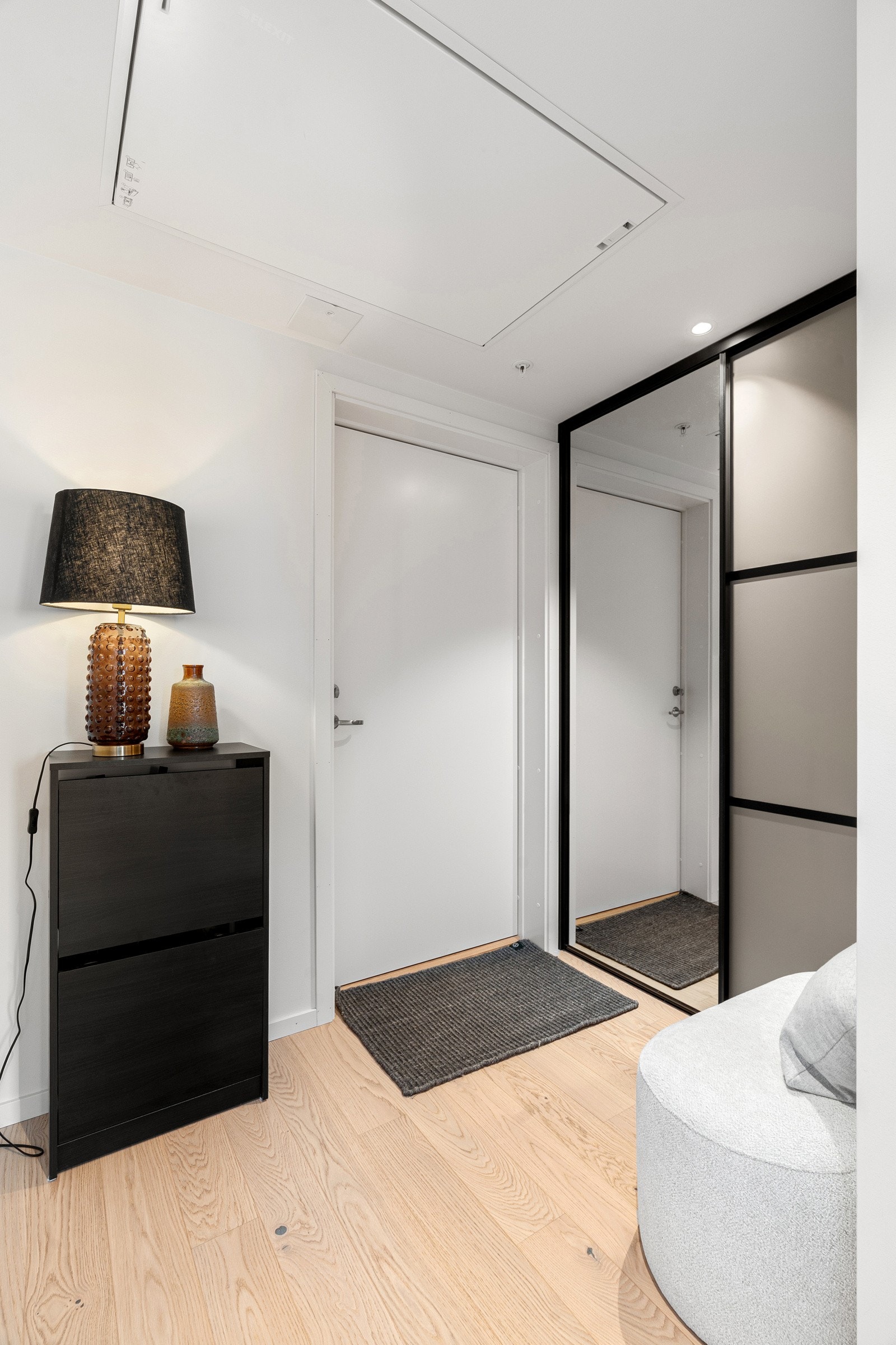 Leiligheten er oppført i 2024, og holder gjennomgående pen og god nybyggstandard. Galleribilde