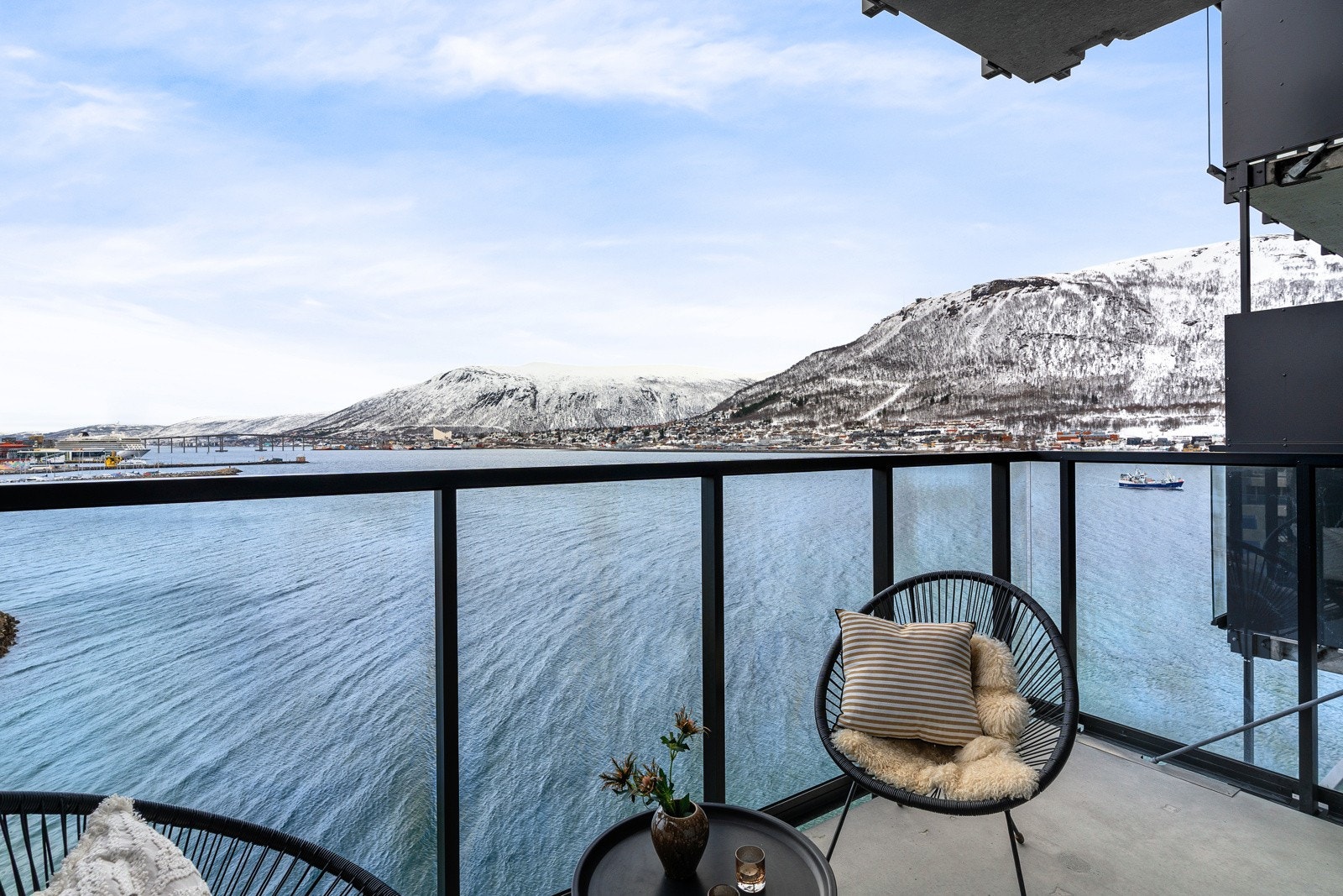 Verandaen har glassrekkverk. Galleribilde