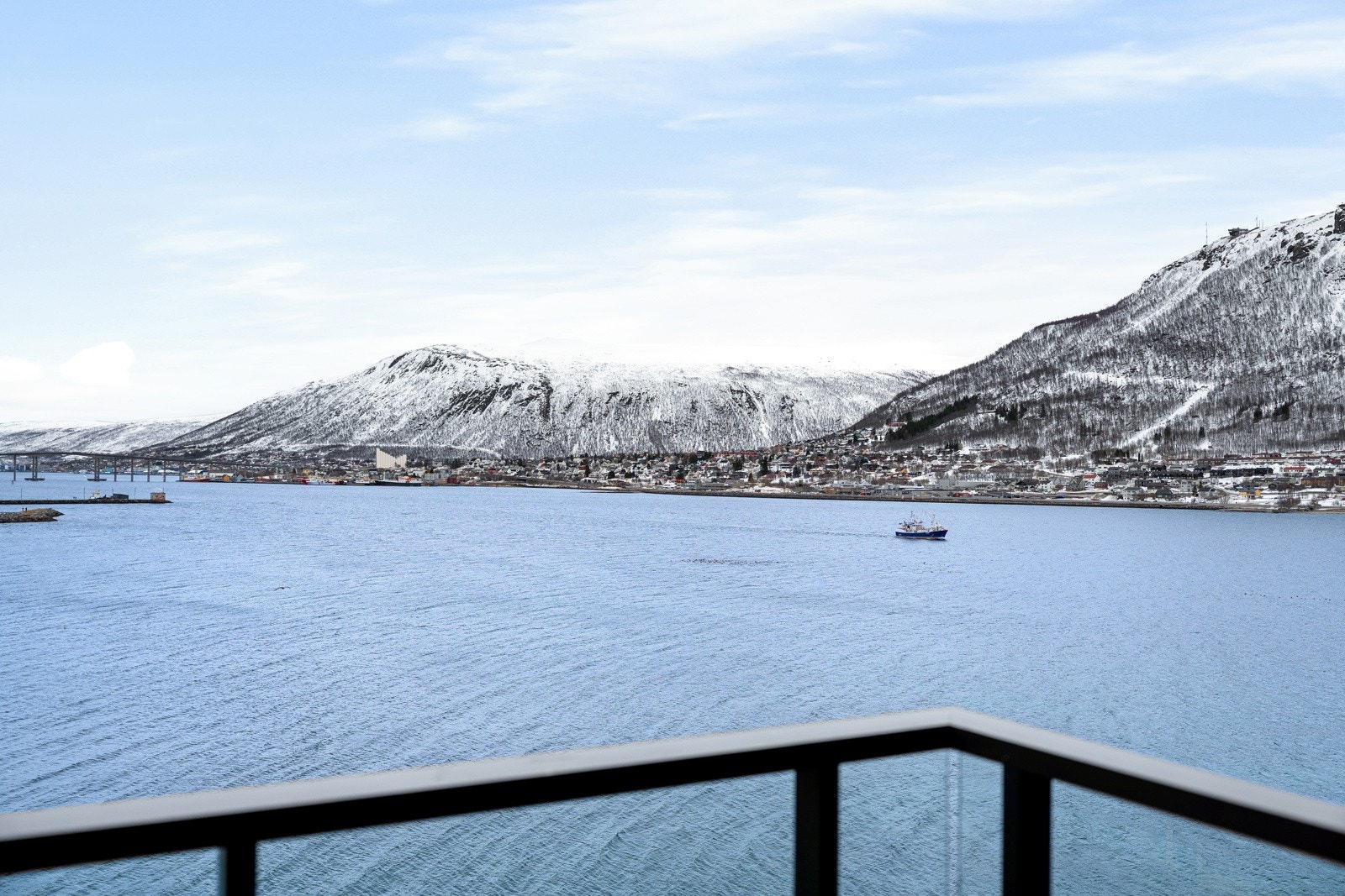 Stor veranda med god plass til utemøbler. Galleribilde