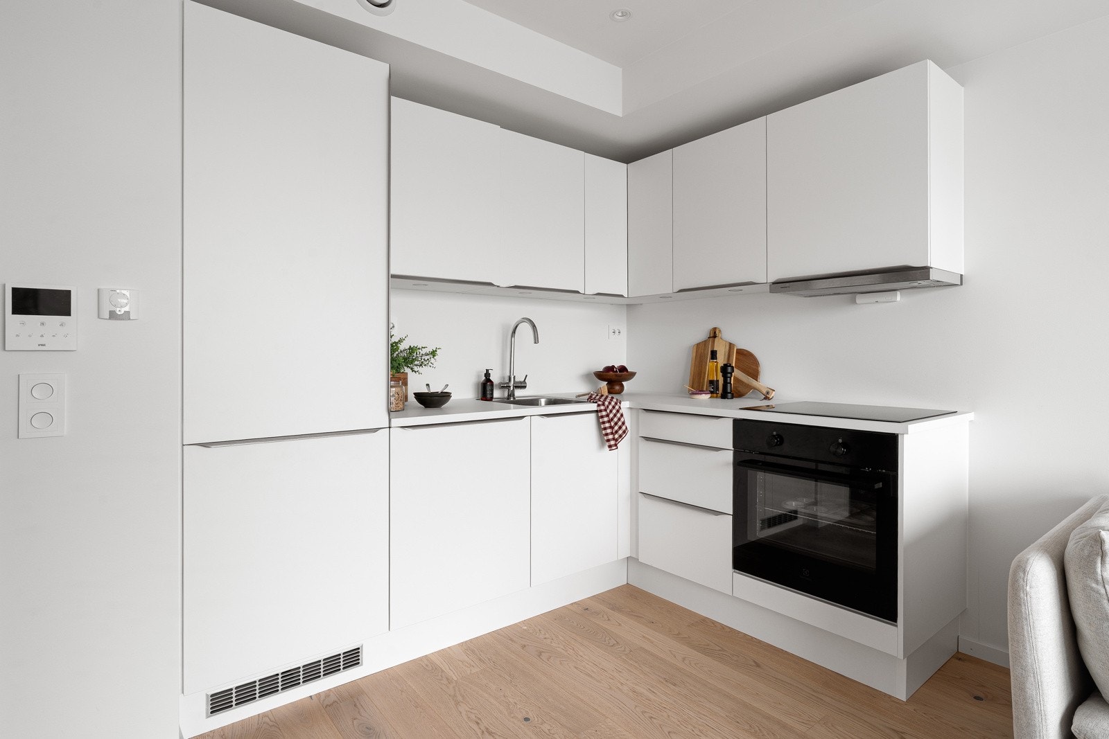 Alt man trenger av integrerte hvitevarer som kjøl/frys, stekeovn, koketopp og oppvaskmaskin. Galleribilde