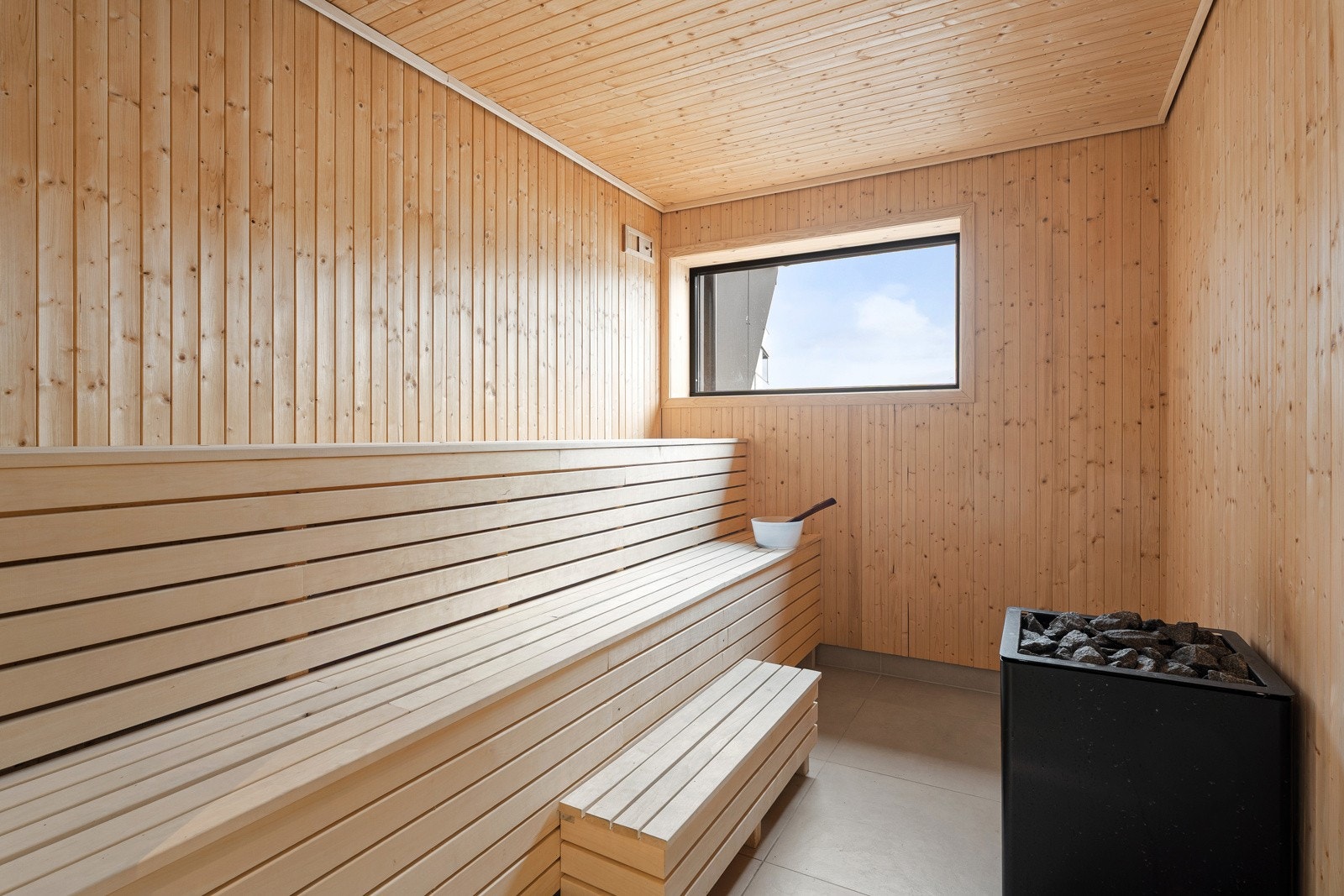 Sameiet har sjeldent gode fasiliteter og leiligheten har tilgang til bl.a. felles treningsrom, selskapslokale, badstue og sjøtrapp for bading. Galleribilde