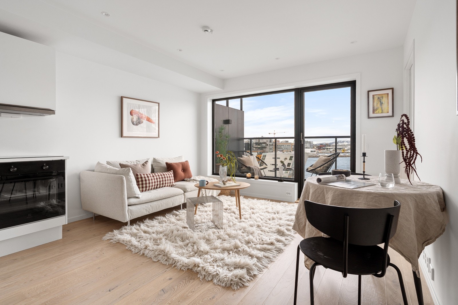 Stuen framstår åpen, lys og luftig, med store vindusflater og generøs takhøyde. Galleribilde