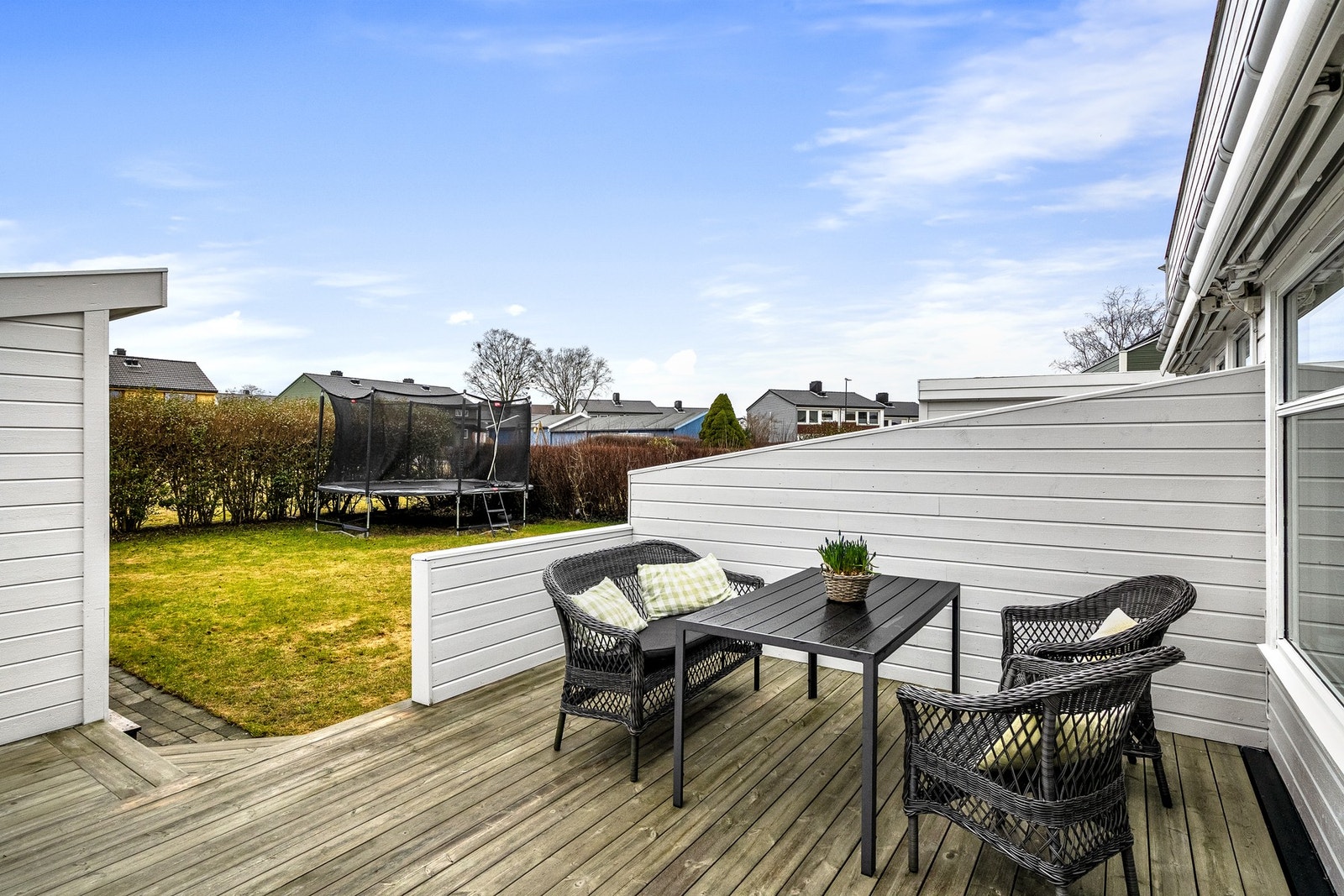 Sør vest vendt terrasse og uteplass med gode solforhold. Sol fra ca kl 11:00-22:00 midtsommers. Galleribilde