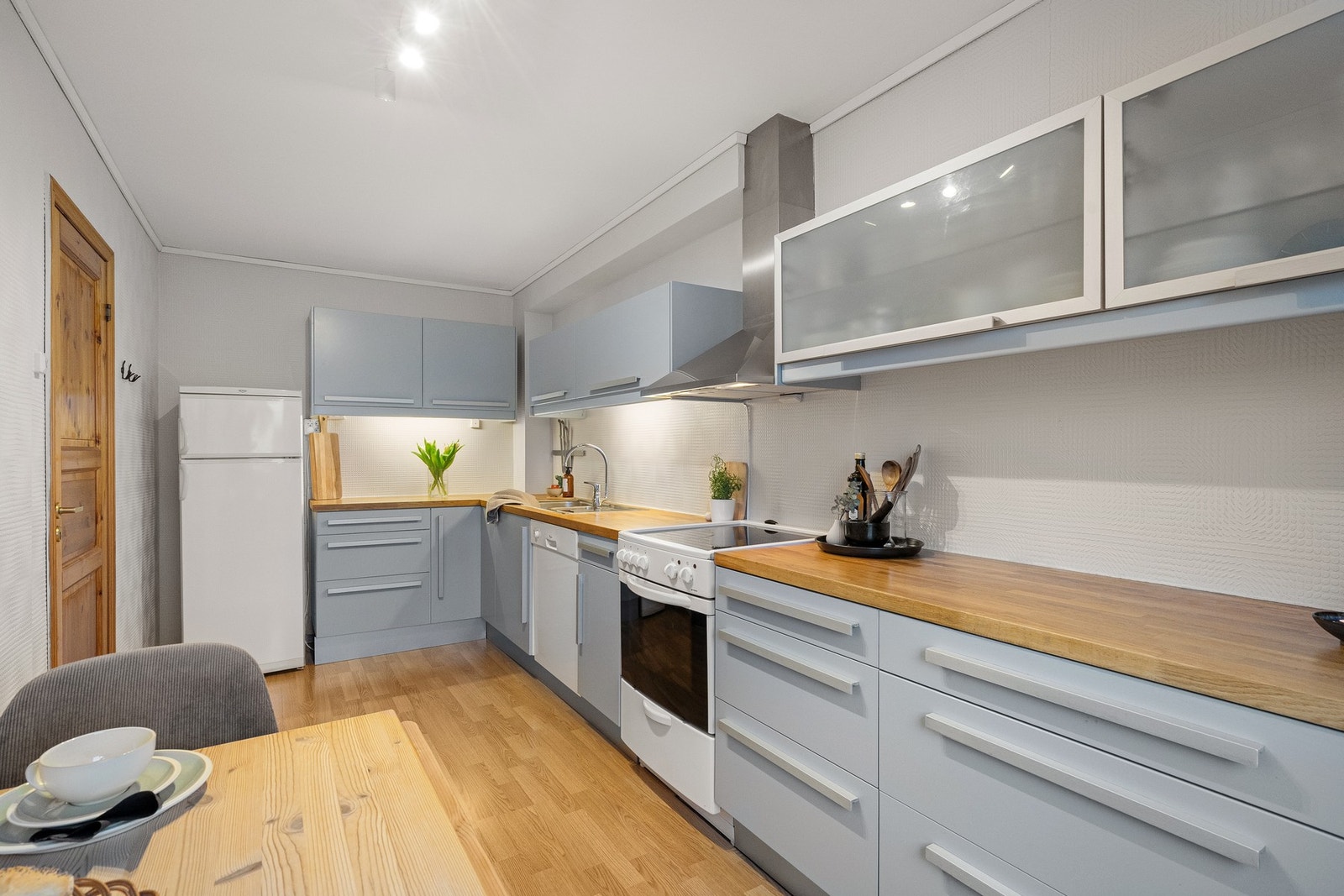 Kjøkken fra 2006 med heltre benkeplate. Galleribilde